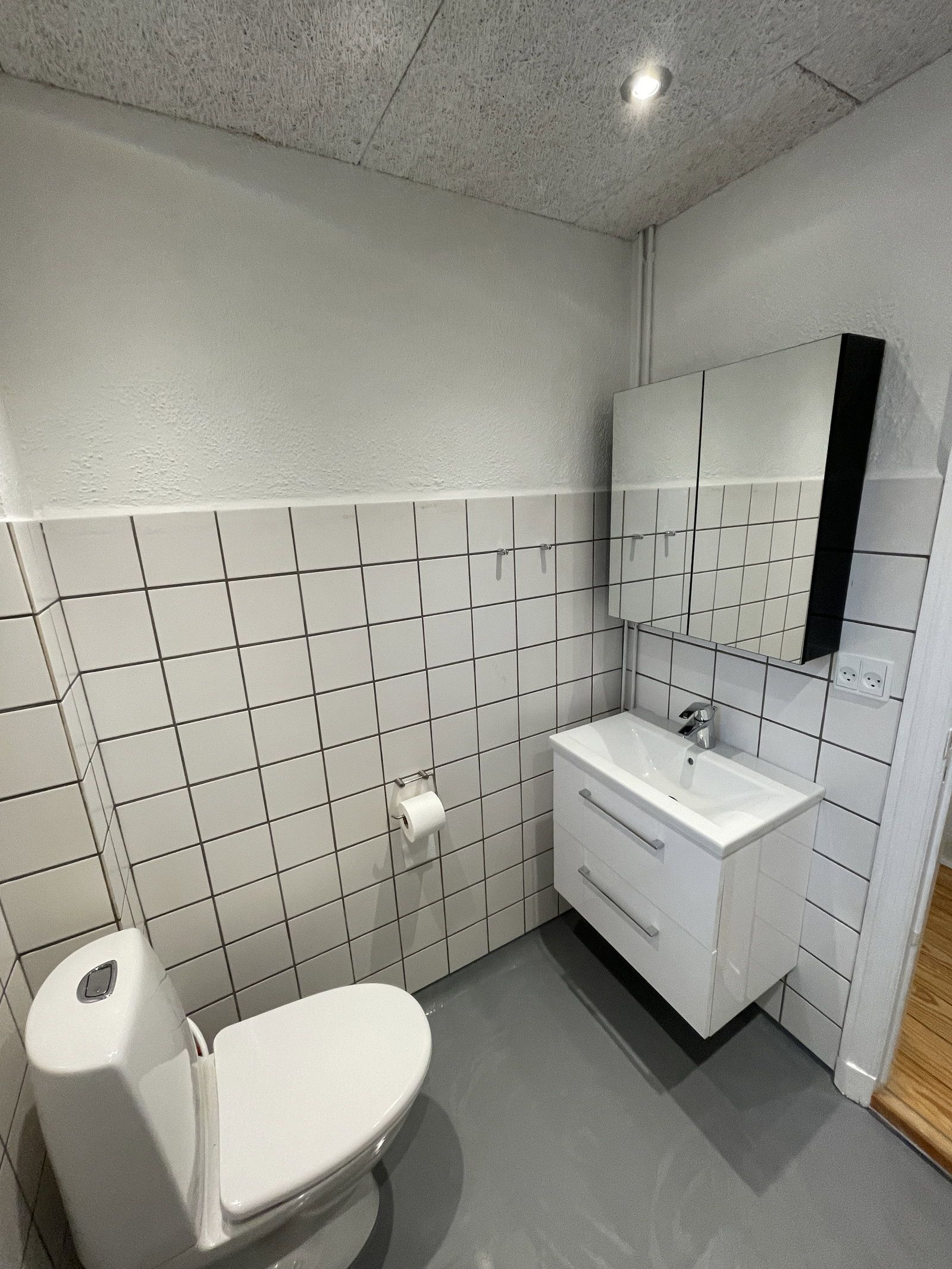 Lys 2-værelses på 79 m2 med overdækket altan, parkering og moderne køkken