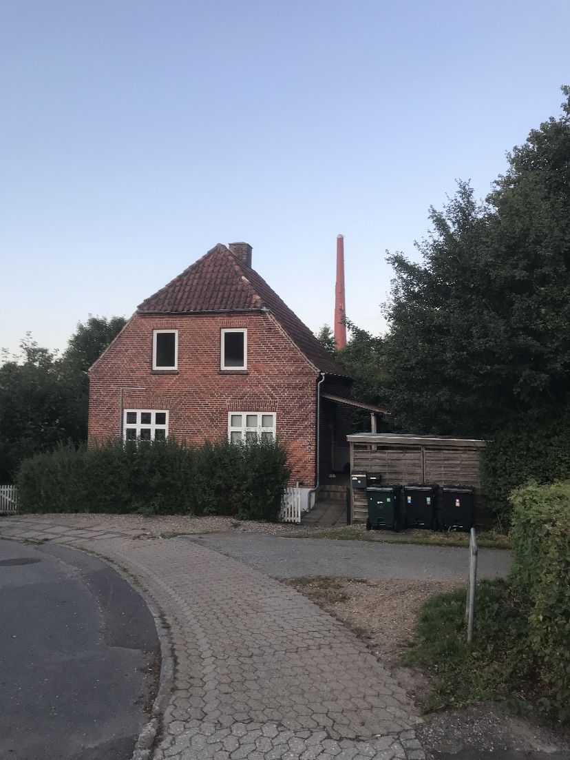 Lyst værelse med eget toilet 
