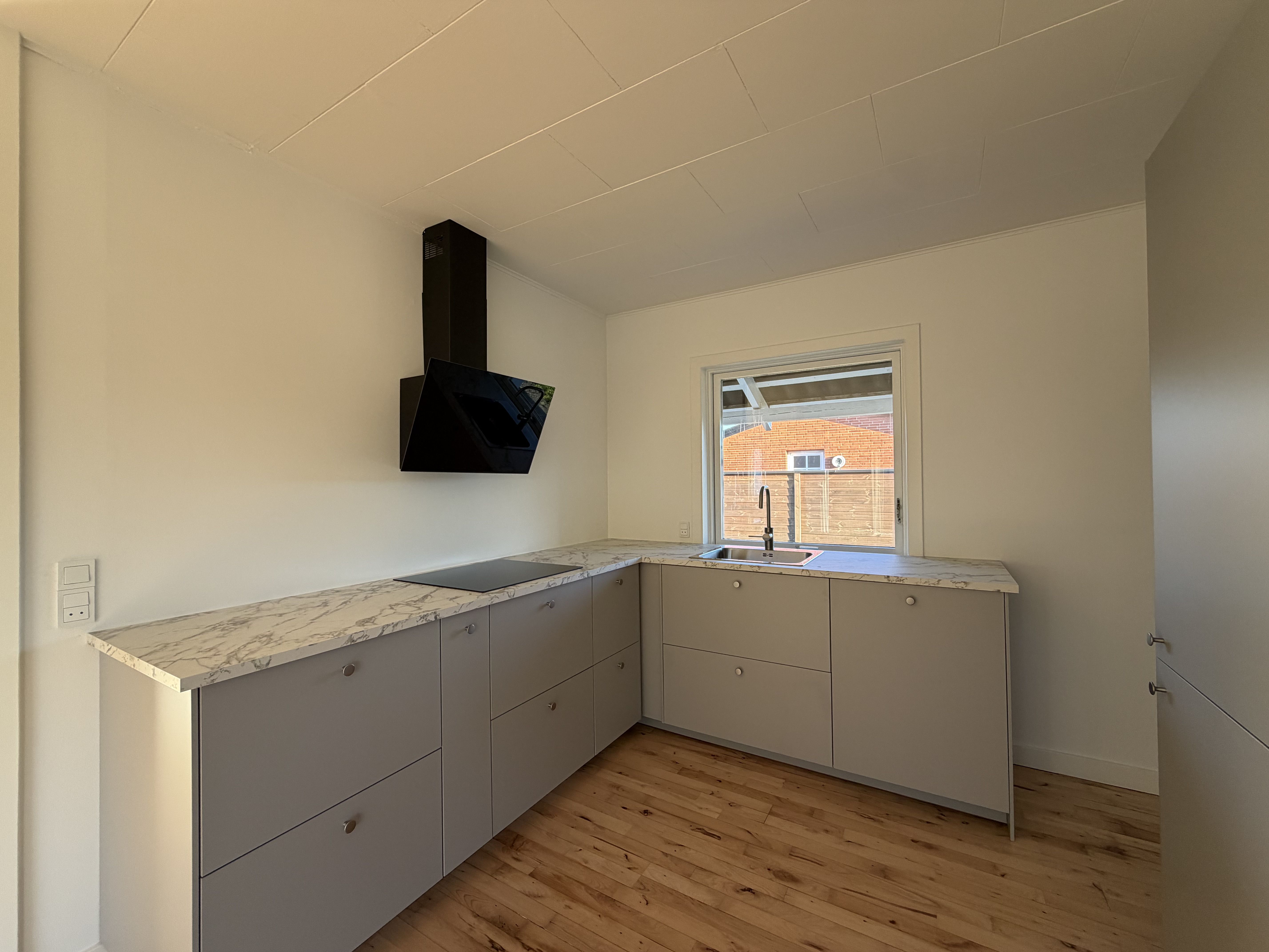 Nymoderniseret ét-plans villa med have