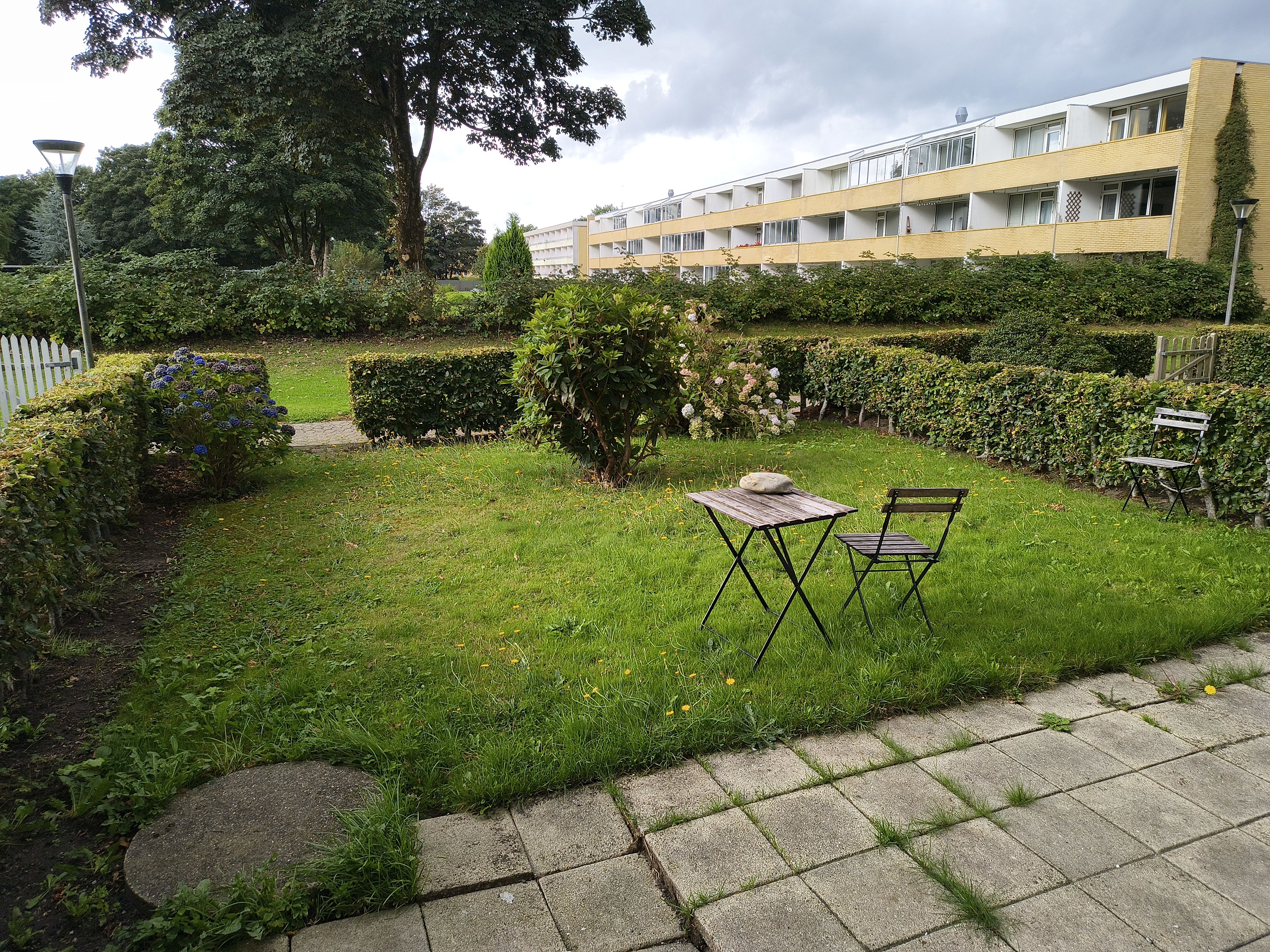 Lys og indflytningsklar 2-værelses stuelejlighed med egen have og terrasse