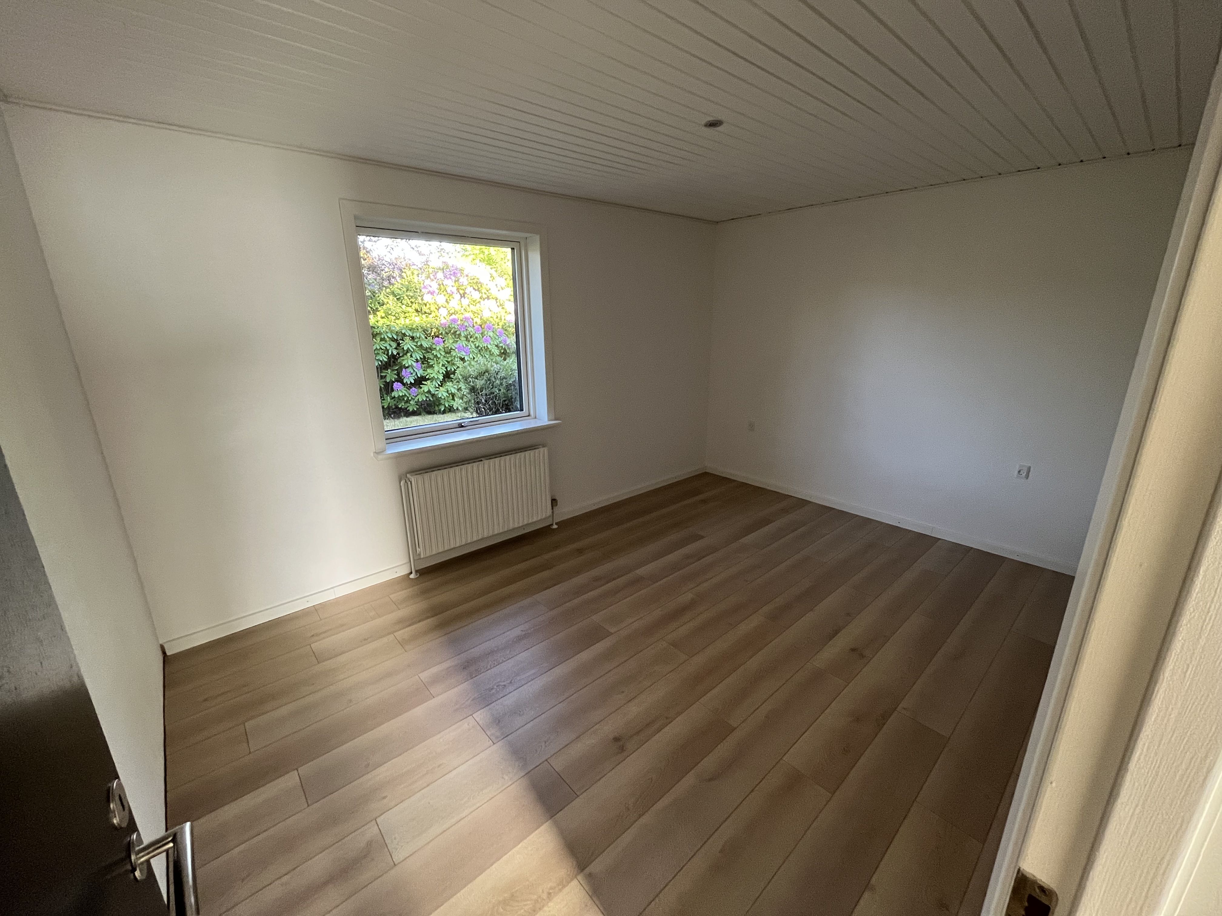 Rummeligt 4-værelses hus med privat have, terrasse og carport