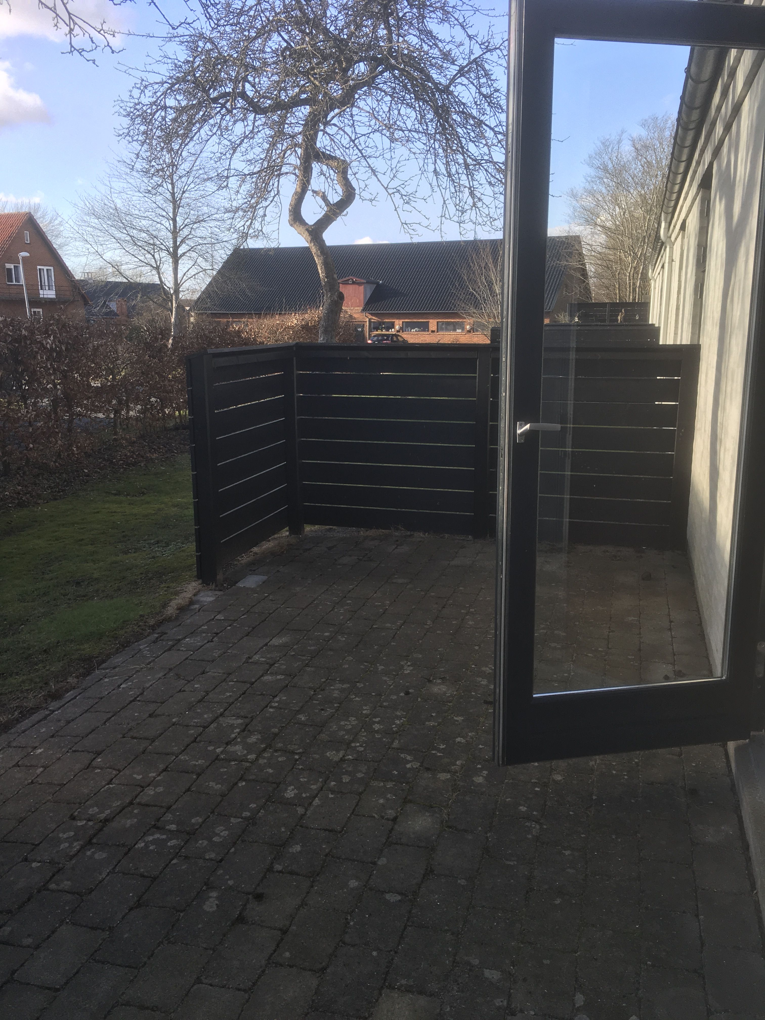 Lys lejlighed med gårdmiljø