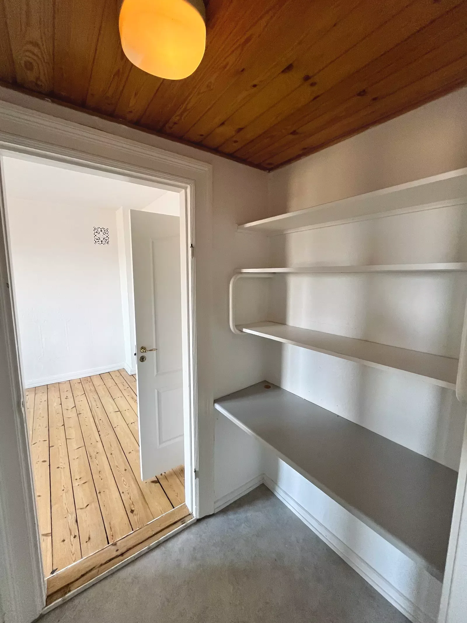 Lys 3-værelses med plankegulve, træloft og klassisk køkken – 85 m2