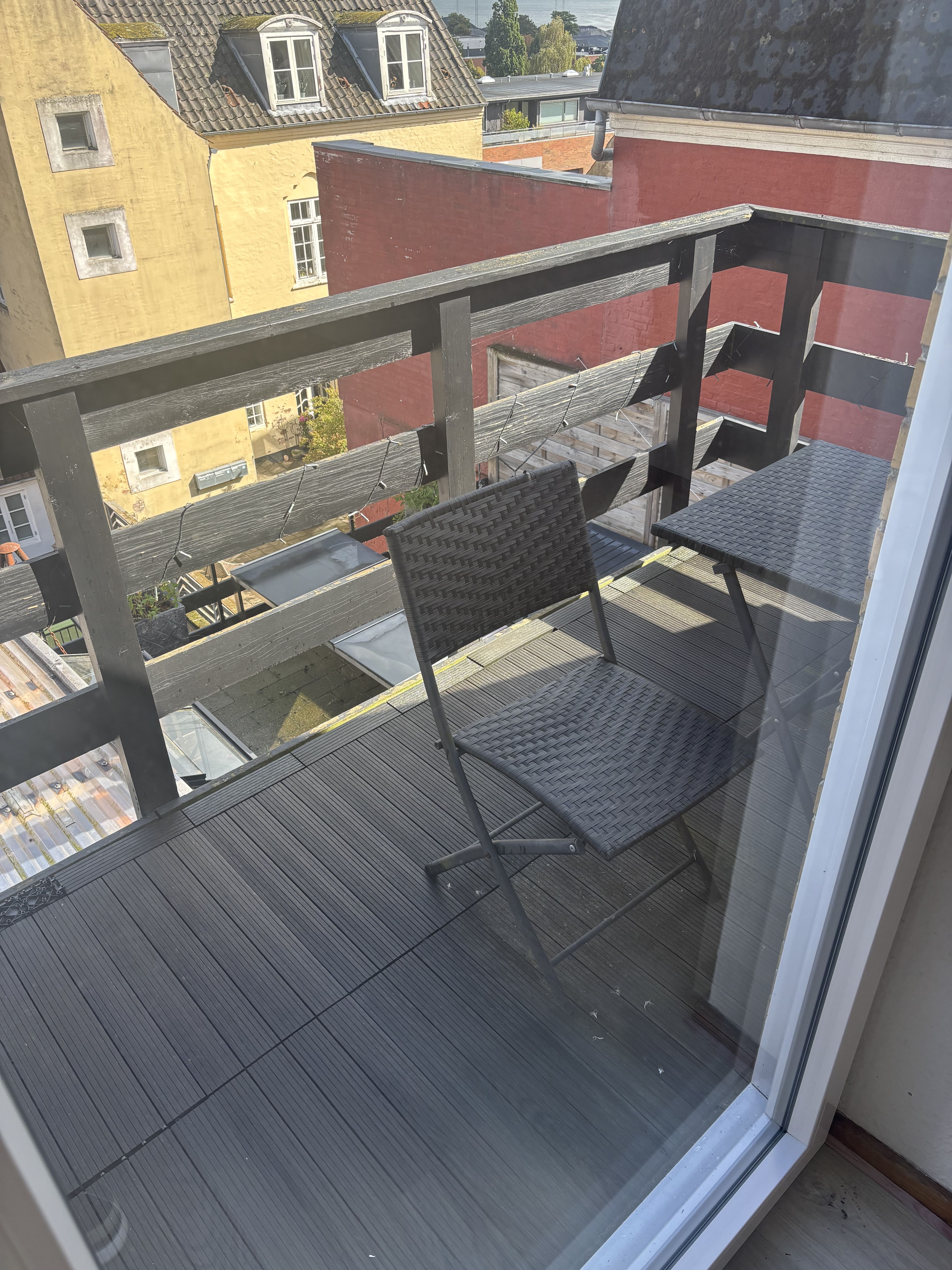 1 vær. centralt i Aabenraa, med altan