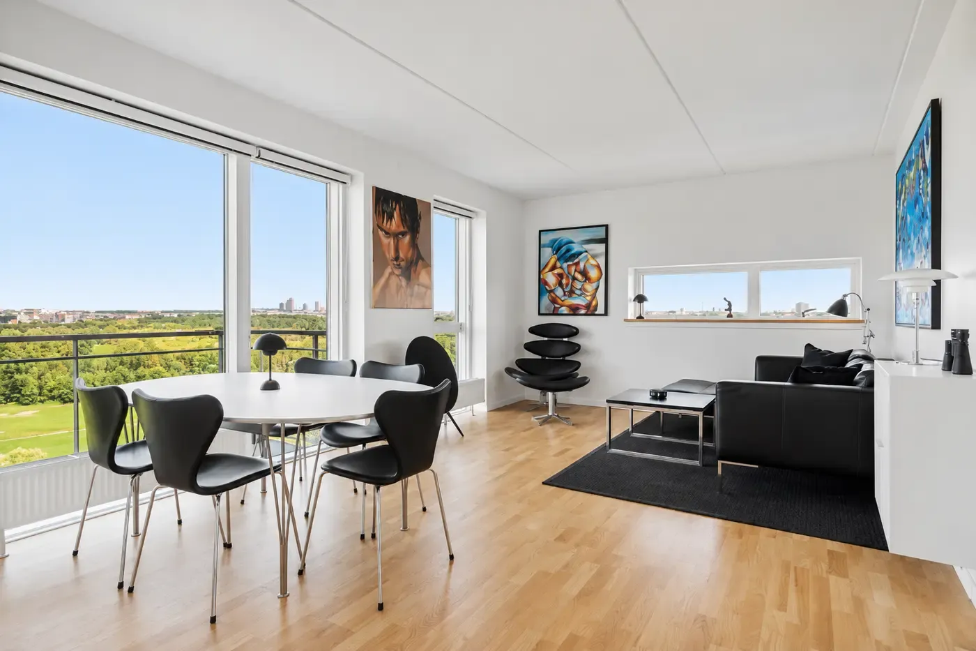 Lys hjørnepenthouse med to altaner og udsigt over Amager