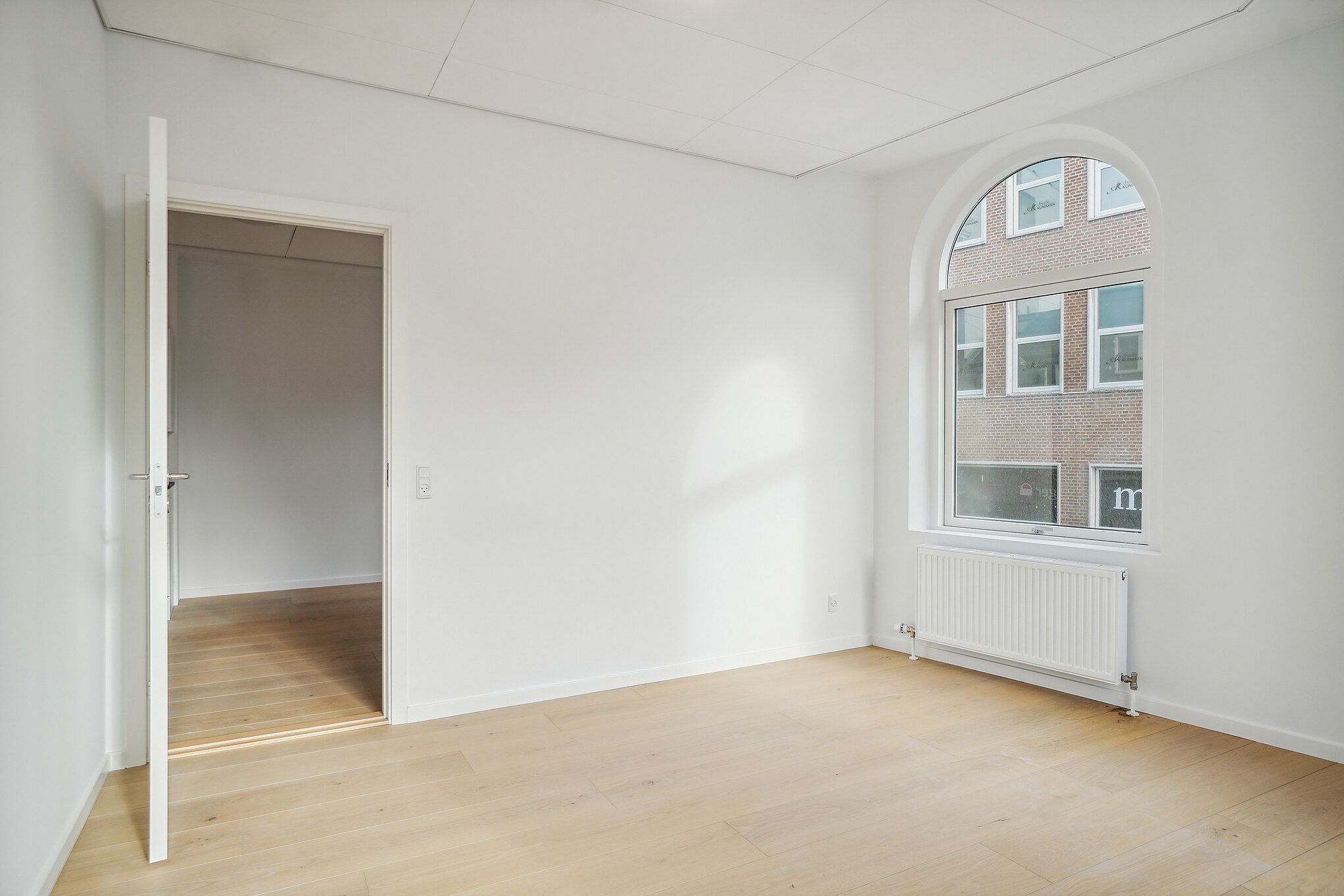 Flot nyere lys 3 vær. strøglejlighed med adgang til tagterrasse