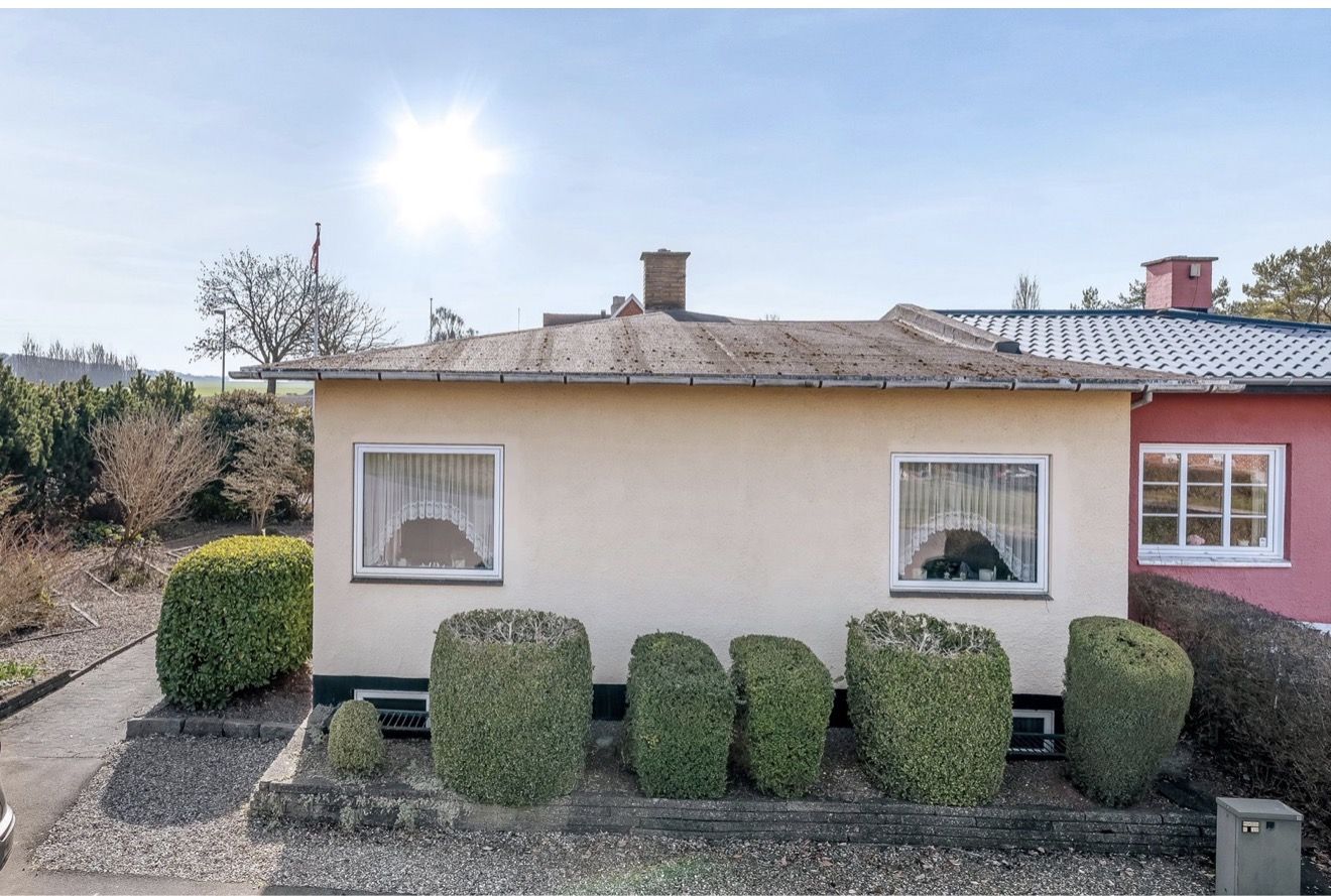 Hyggelig bungalow med fuld kælder, gulvvarme og privat have – Sjunkeby