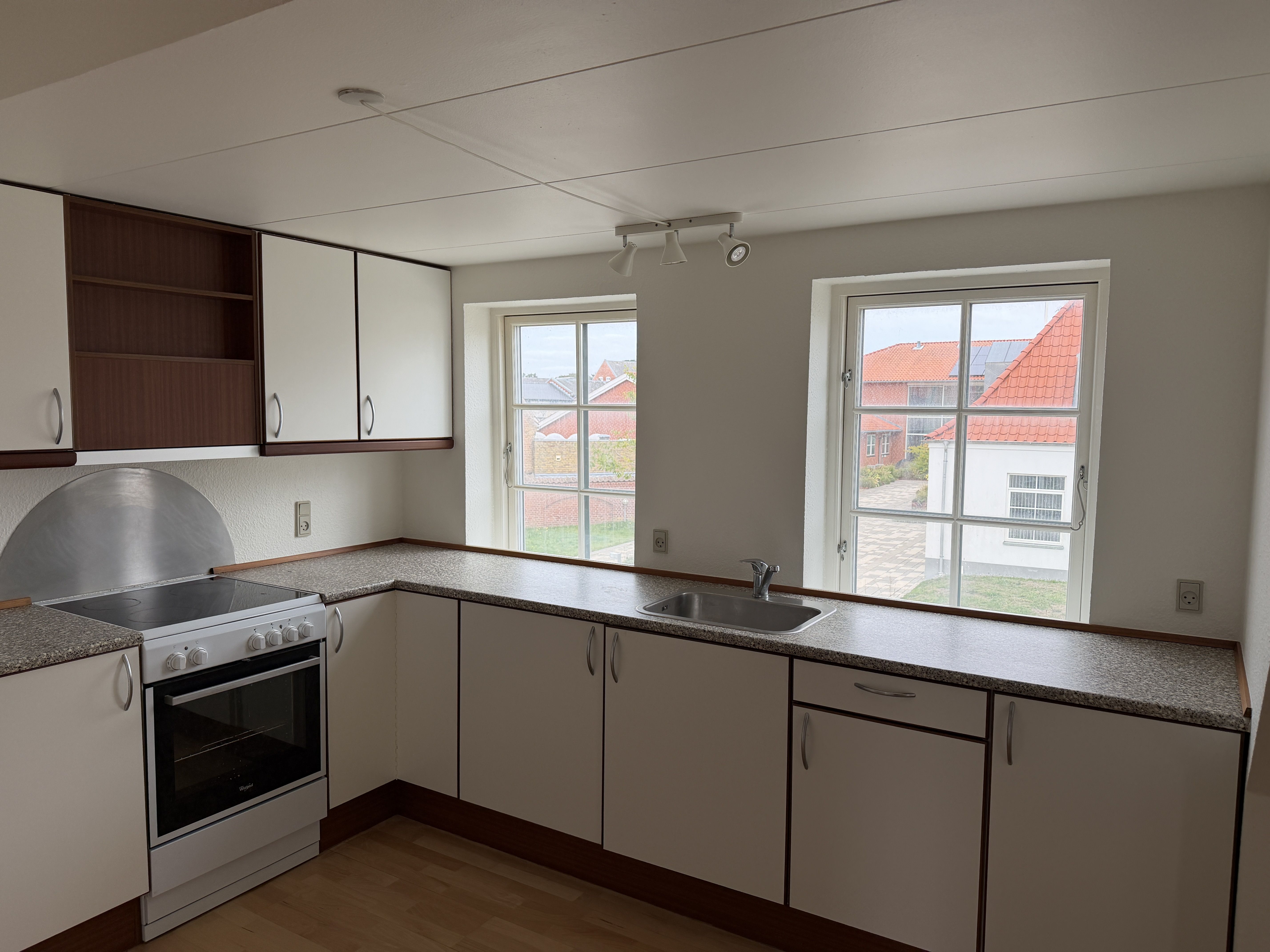 1 sal lejlighed med stor tagterrasse og have