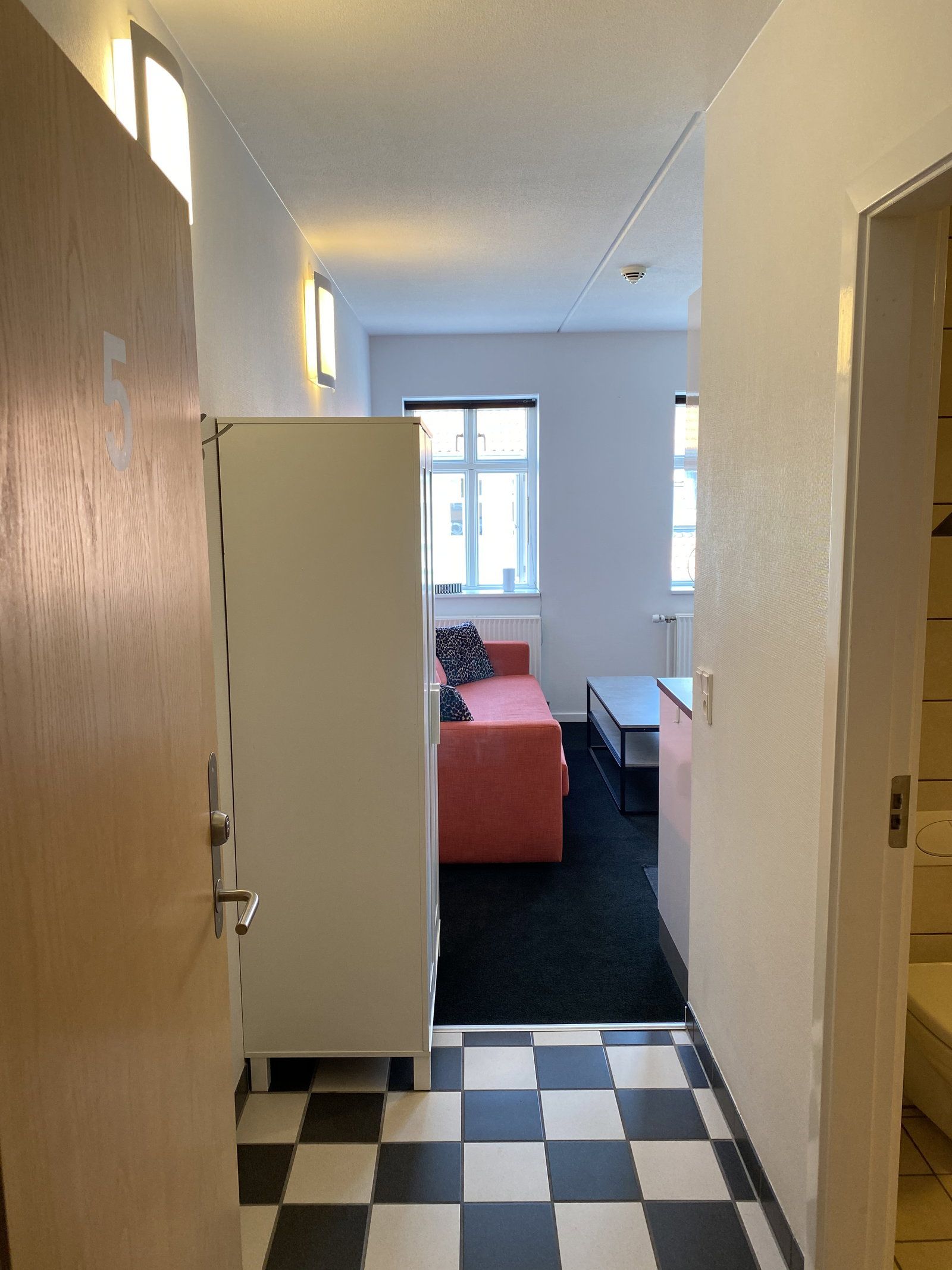 Velindrettet 1-værelses på 30 m2 med lyst opholdsrum og stort badeværelse. Huslejen er inkl. vand og varme.