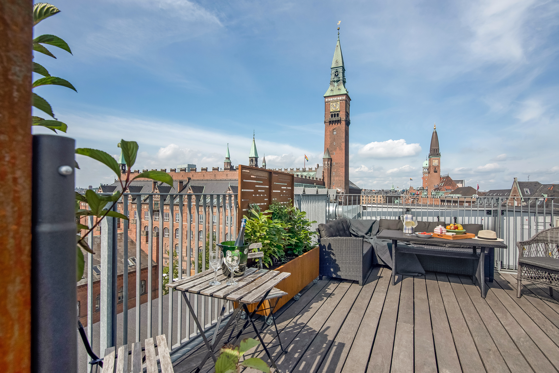 Bo centralt i lys og skøn city-lejlighed med fælles tagterrasse – møbleret
