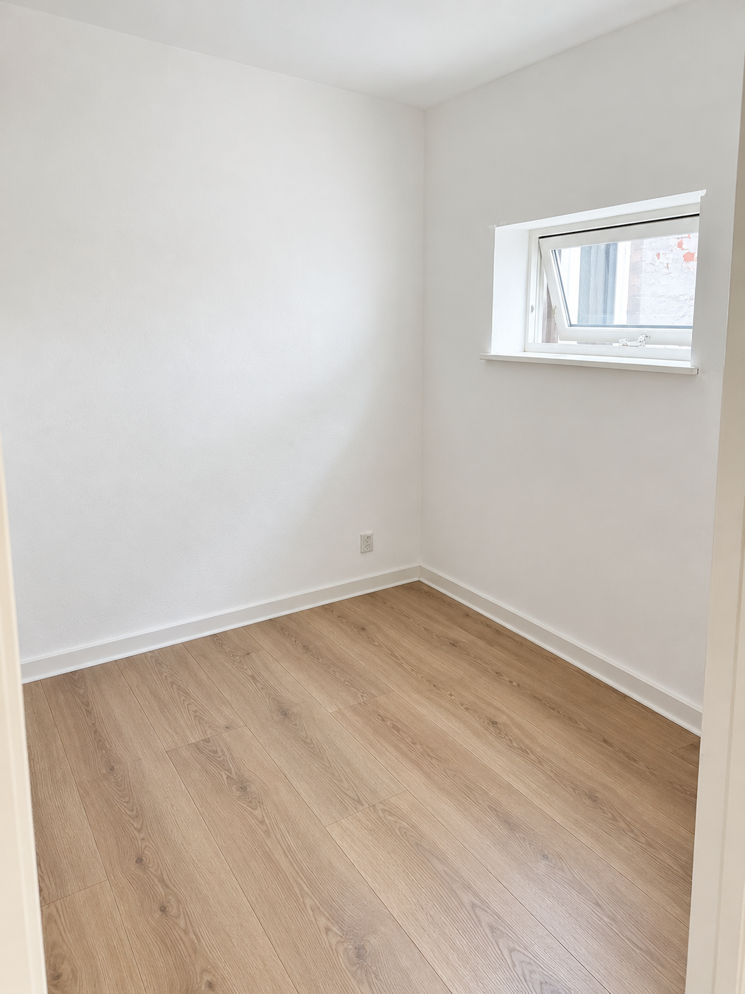 Lyst, istandsat rækkehus med søudsigt og fælles have – 95 m²