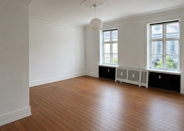 Drømmer du om klassisk herskabelighed, moderne komfort og en af byens mest centrale placeringer?