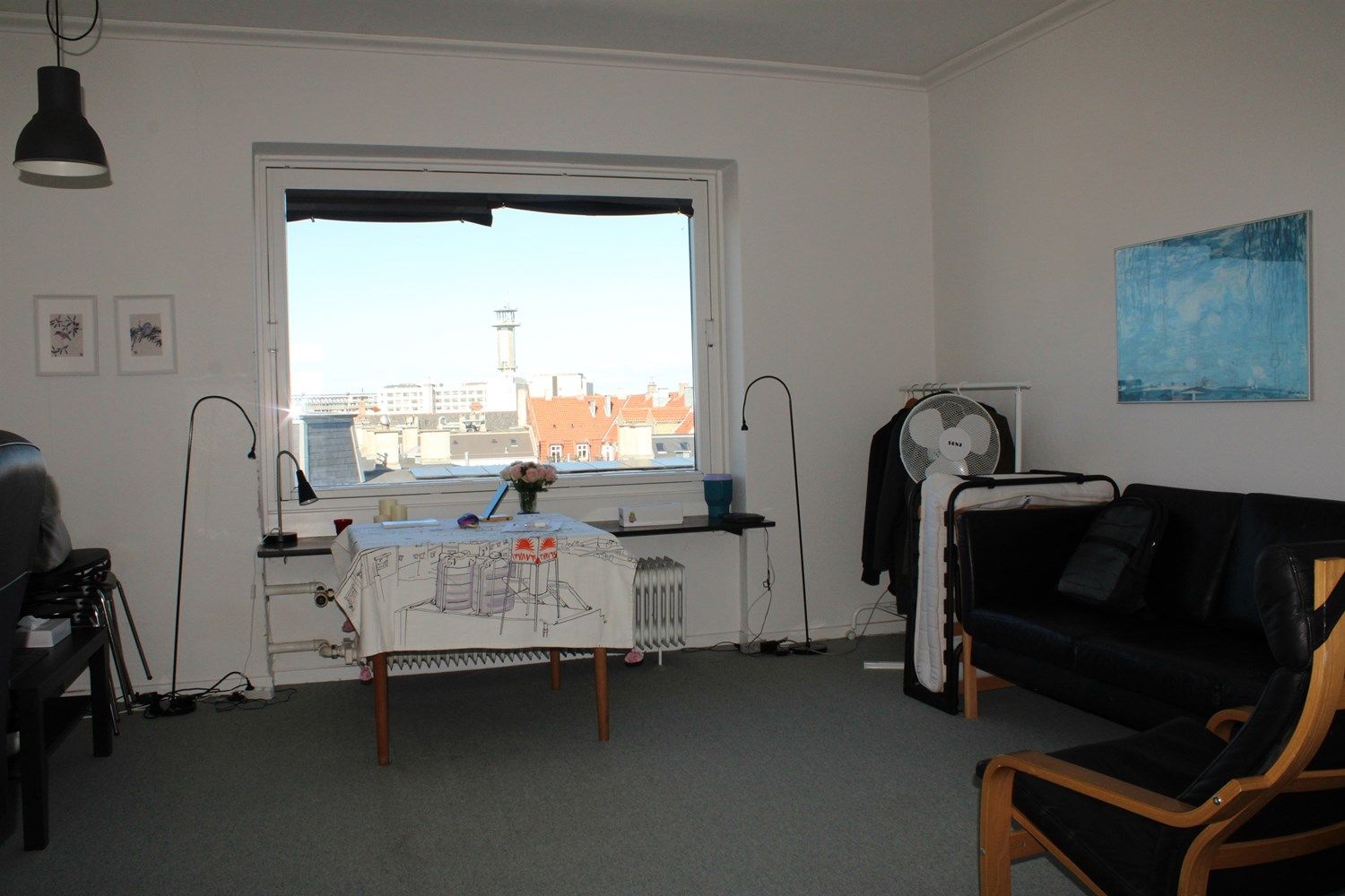 Hyggelig 2V på 6. etage - højt over byens tage med godt lys og udsigt