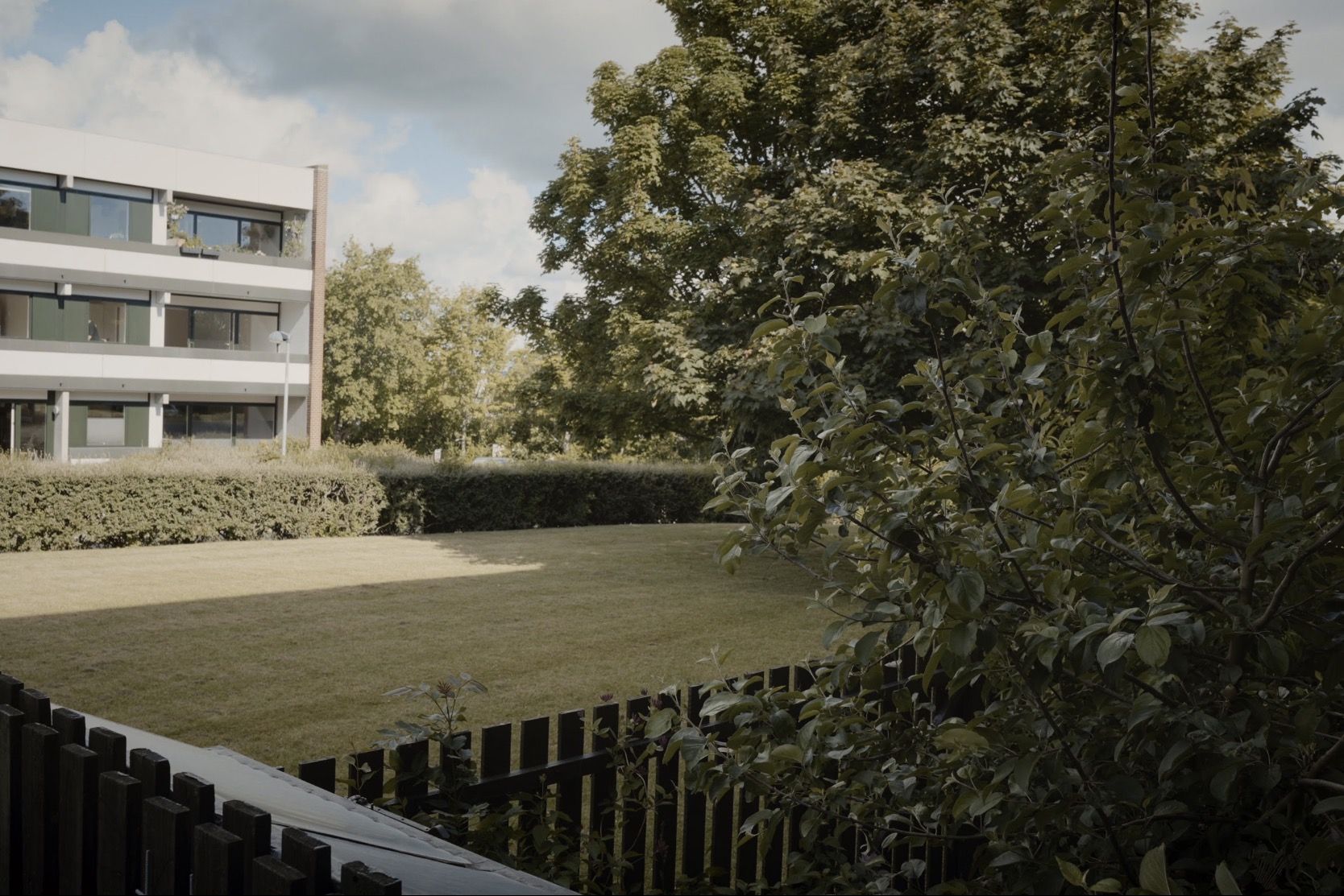 Fin lejlighed med lukket have, terrasse og parkeringsplads i Egå