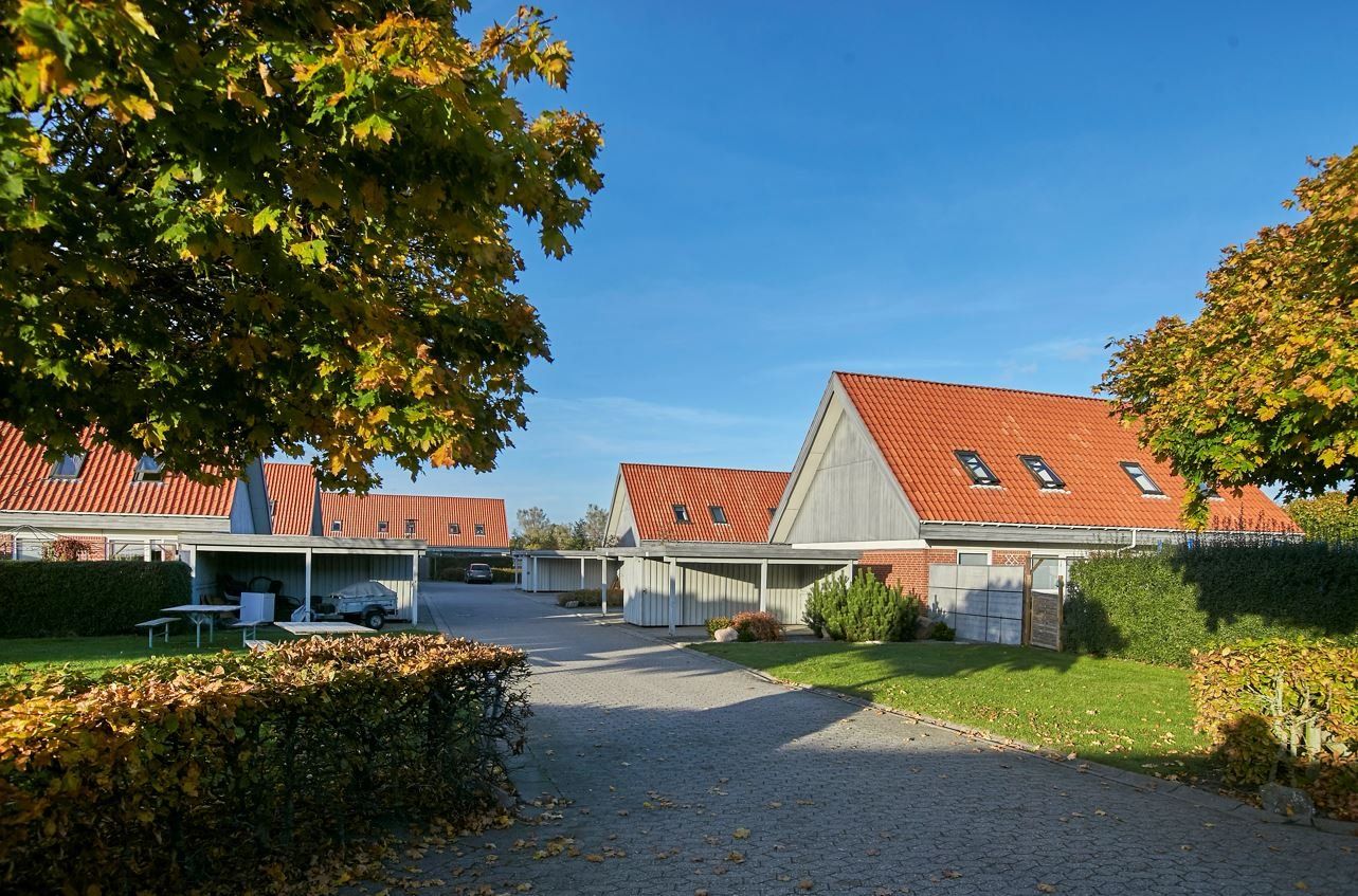 Velholdt rækkehus med have, terrasse og carport