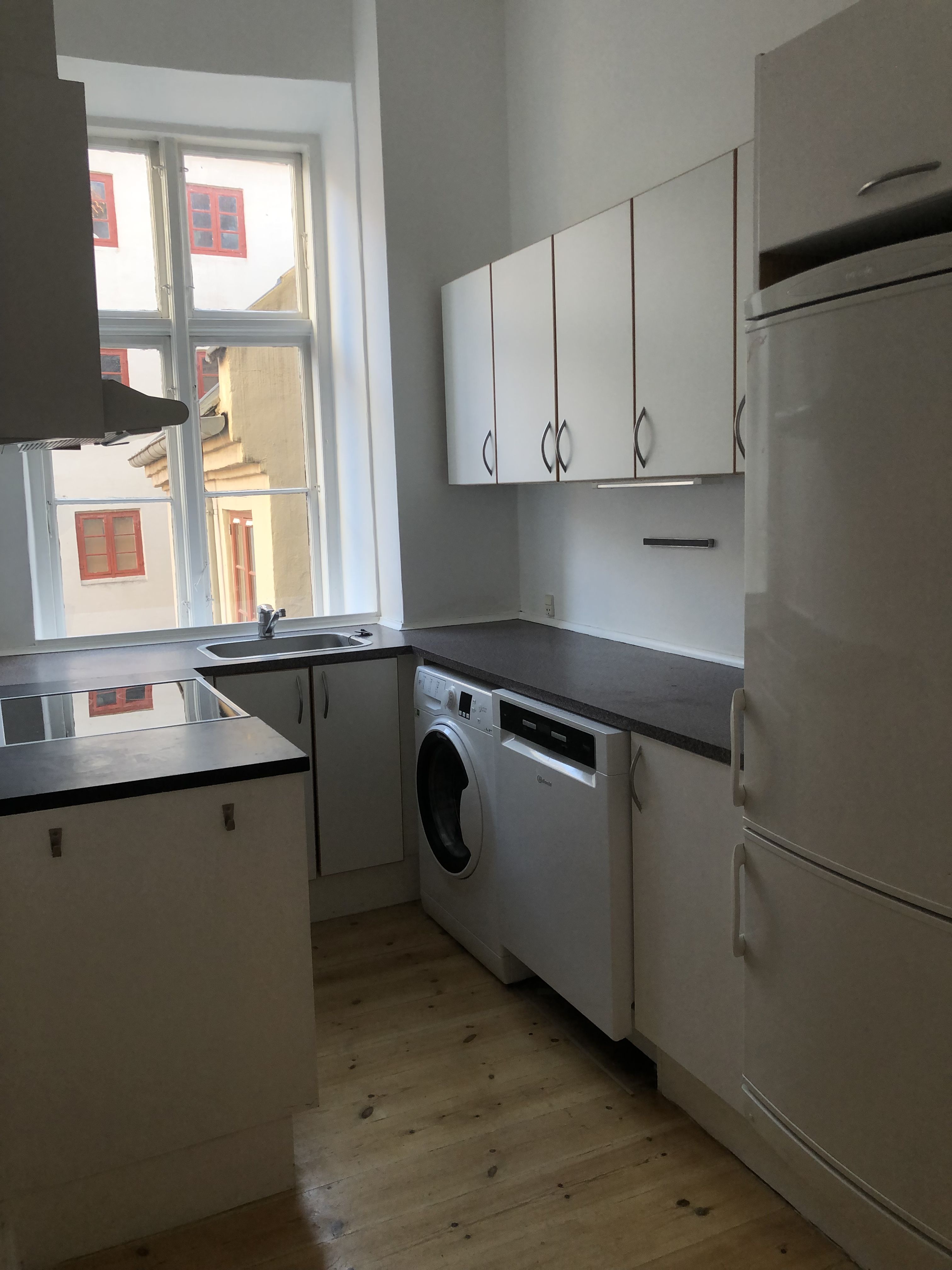 3-værelses lejlighed beliggende på Lavendelstræde, ved siden af Rådhuspladsen.