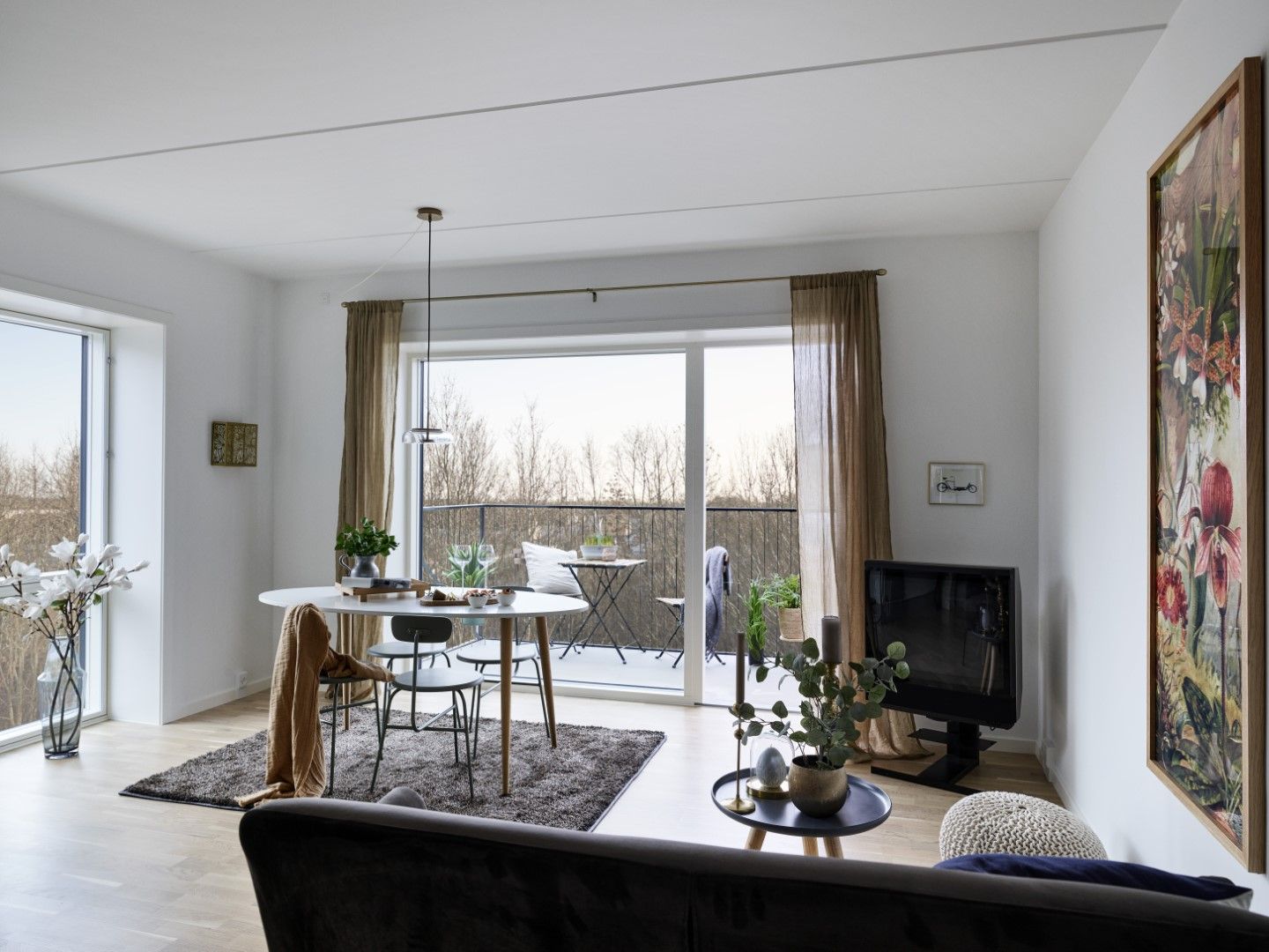 Vestvendt køkken-alrum og hyggelig terrasse