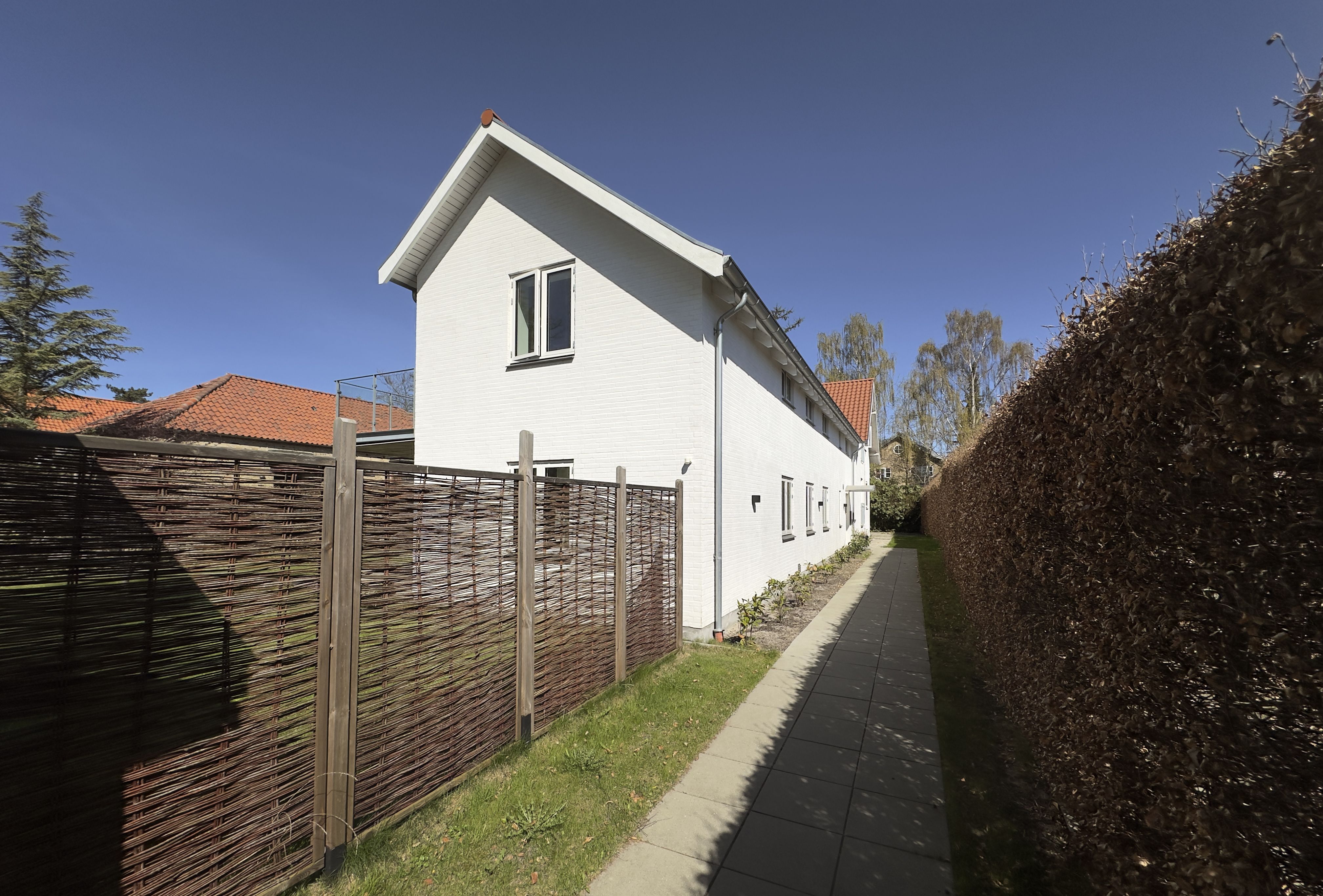 Moderne villalejlighed med privat have