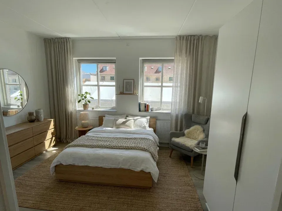 Renoveret 2-værelses i to plan med lys stue og moderne køkken.