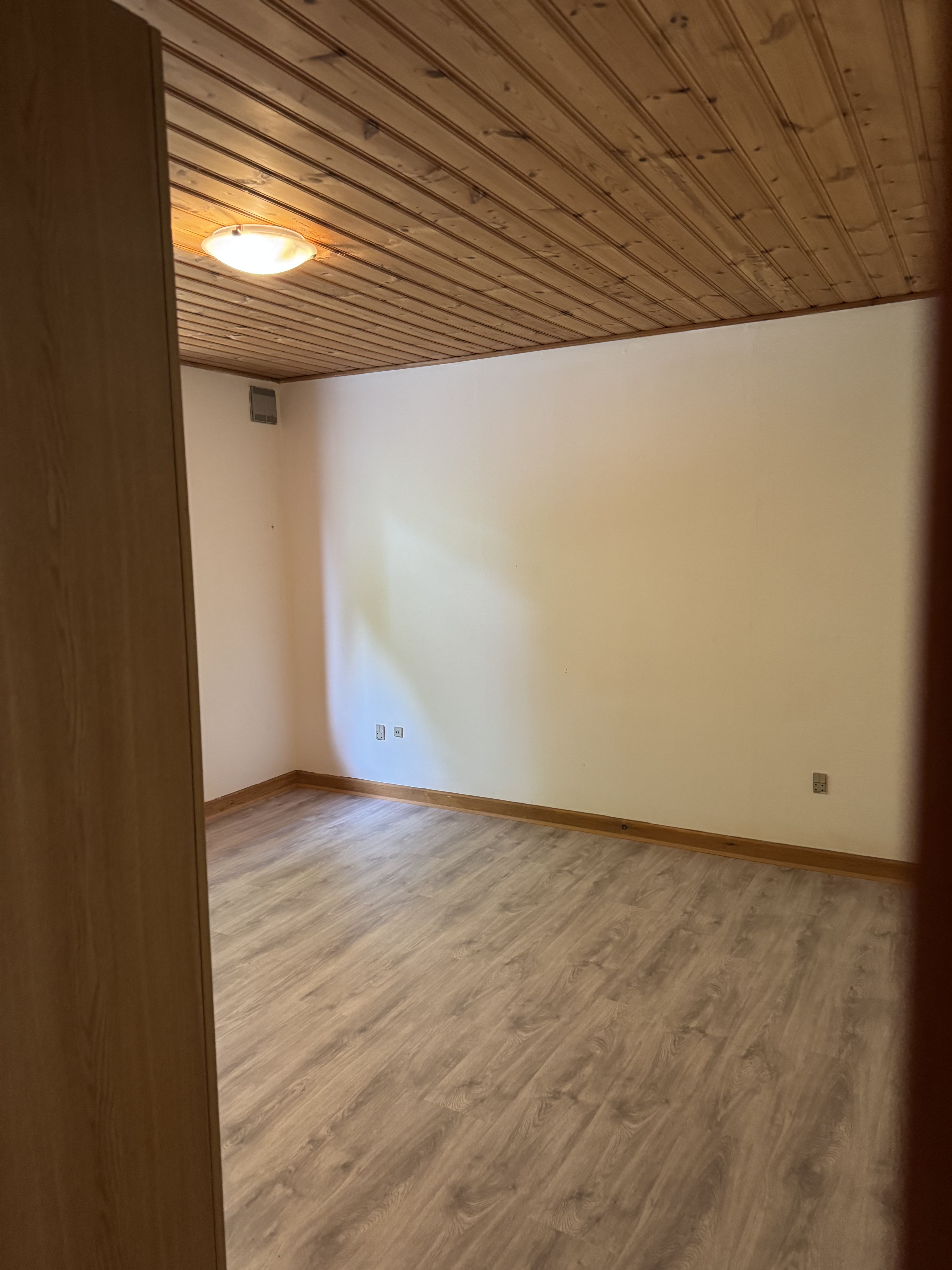Villa lejlighed med ny anlagt plæne og parkering 