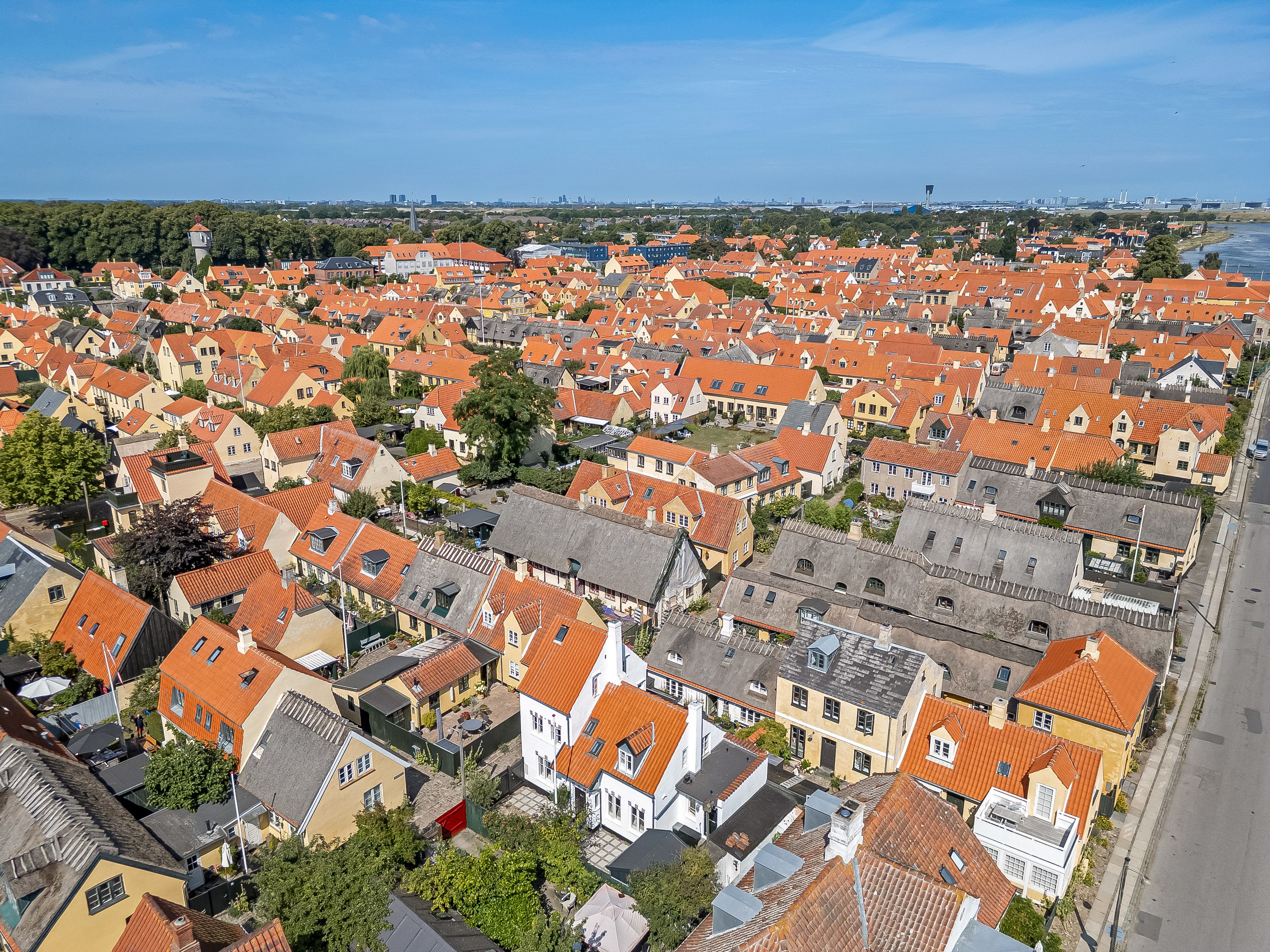 Unique and Charming Townhouse for Rent in the Heart of Dragør / Unikt og charmerende byhus til leje i hjertet af Dragør