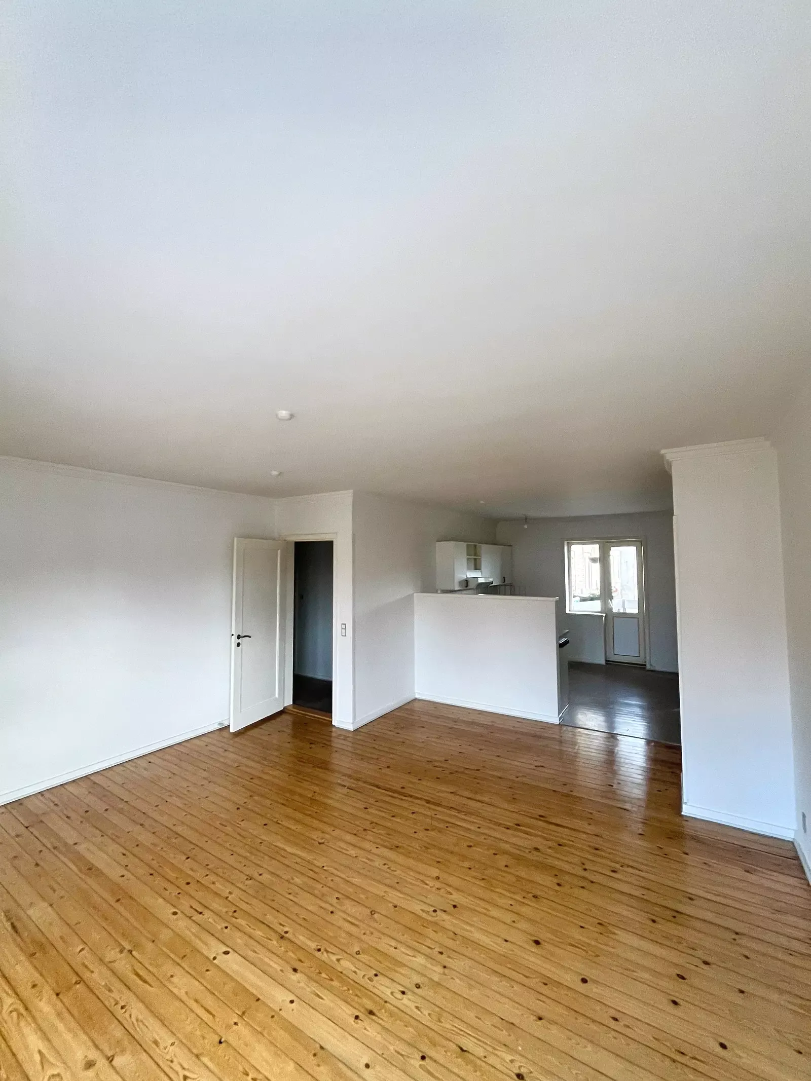 Rummelig 1-værelses på 60 m2 med altan/terrasse, parkering og stort opbevaringsrum
