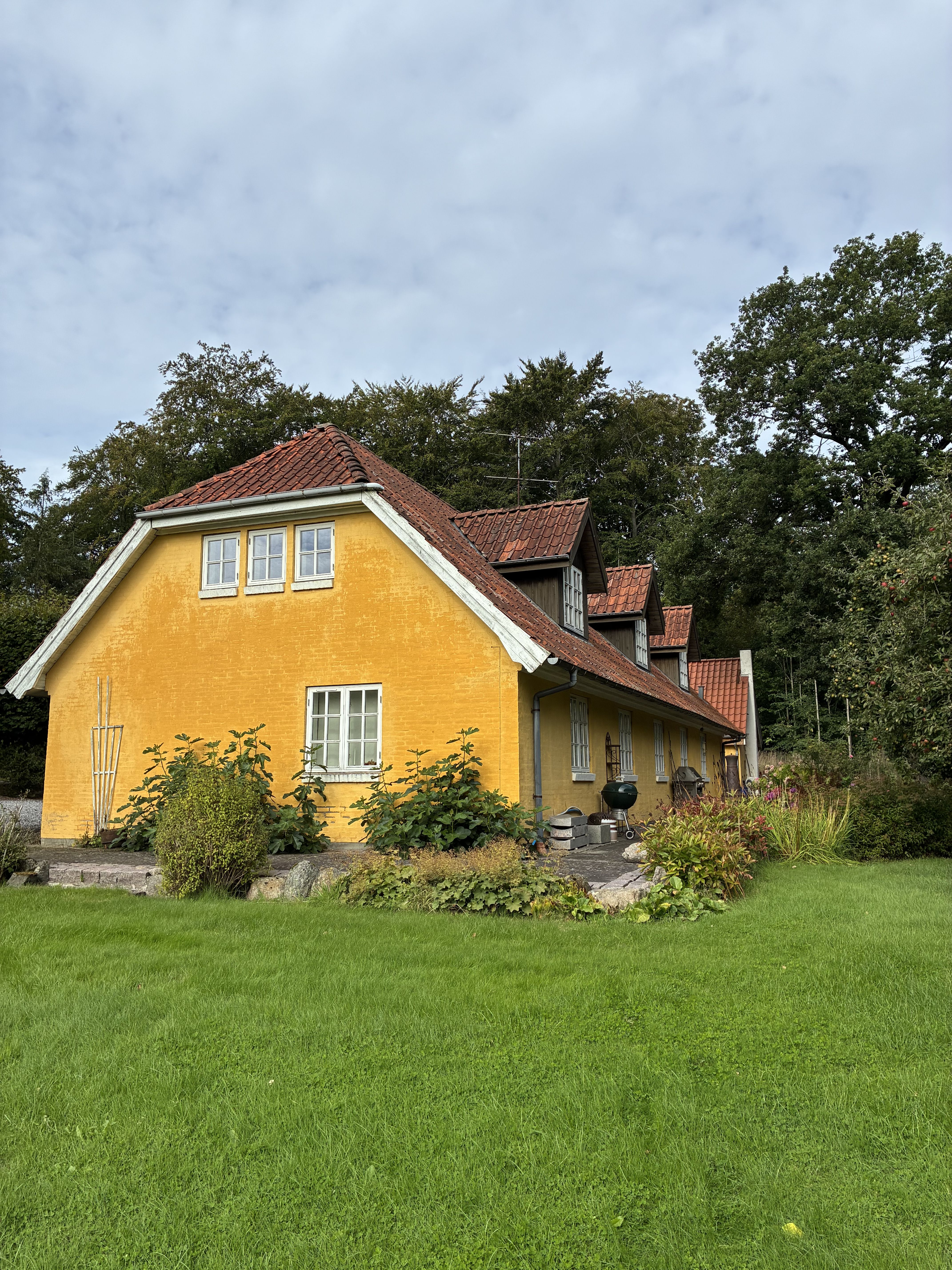 Fantastisk bolig midt i skoven og med mulighed for både hestehold og erhverv