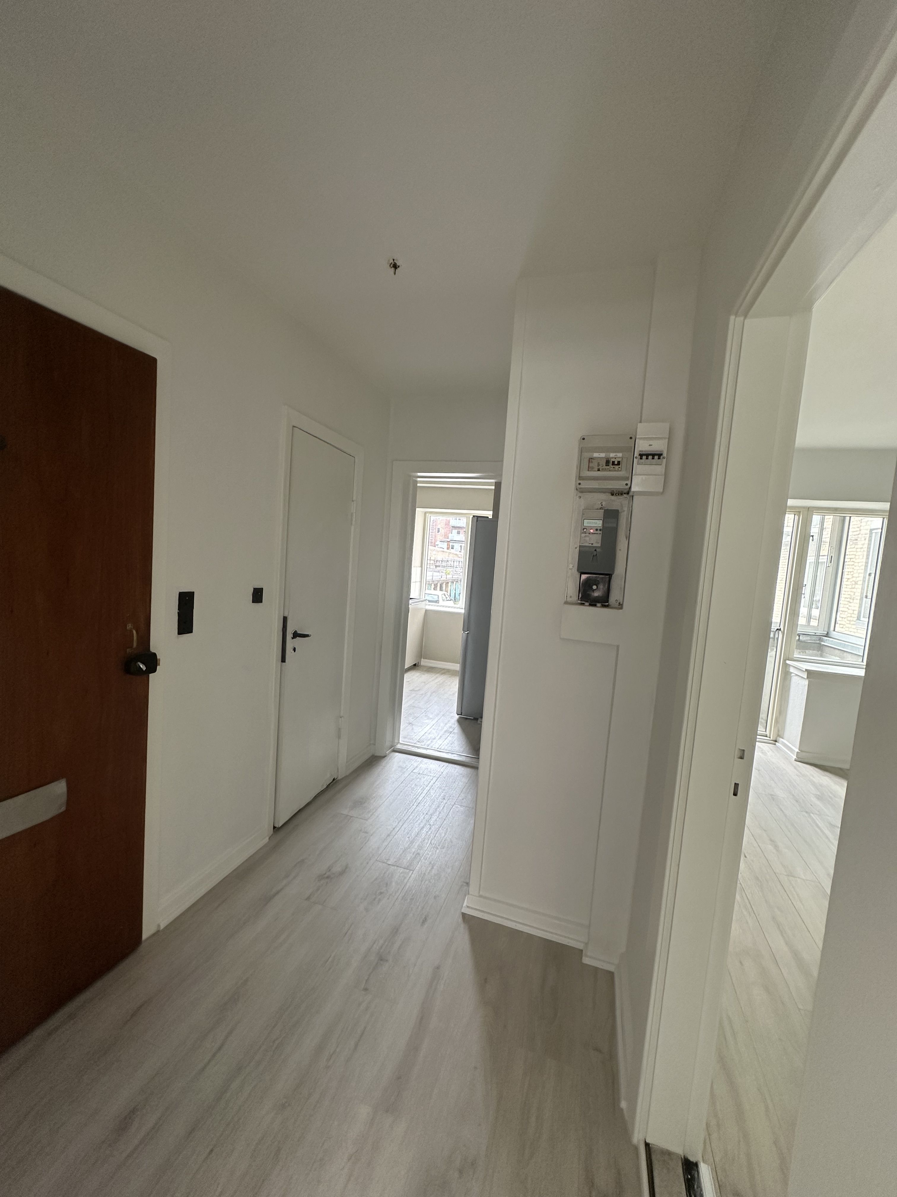 Nyrenoveret 2V i høj stueplan