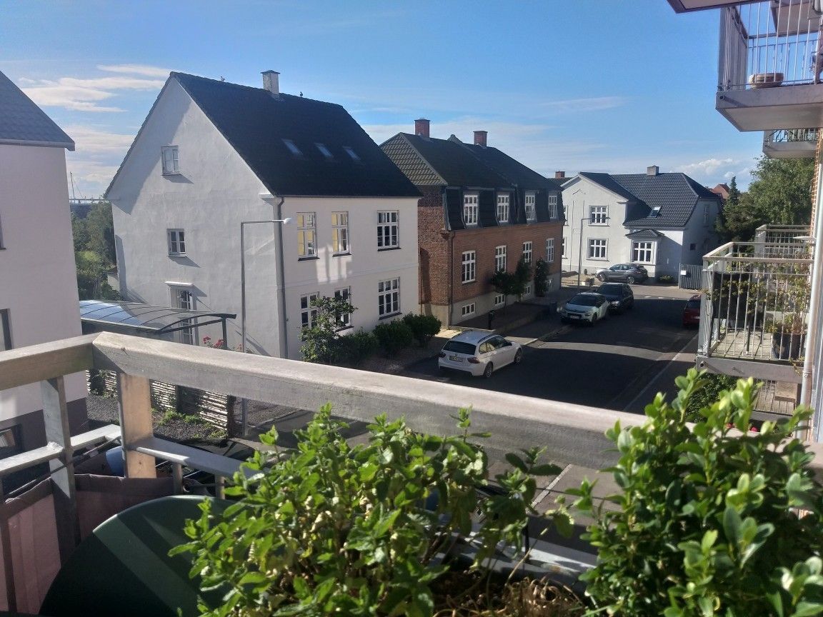 Dejlig lejlighed med altan tæt på lystbådhavn & strand