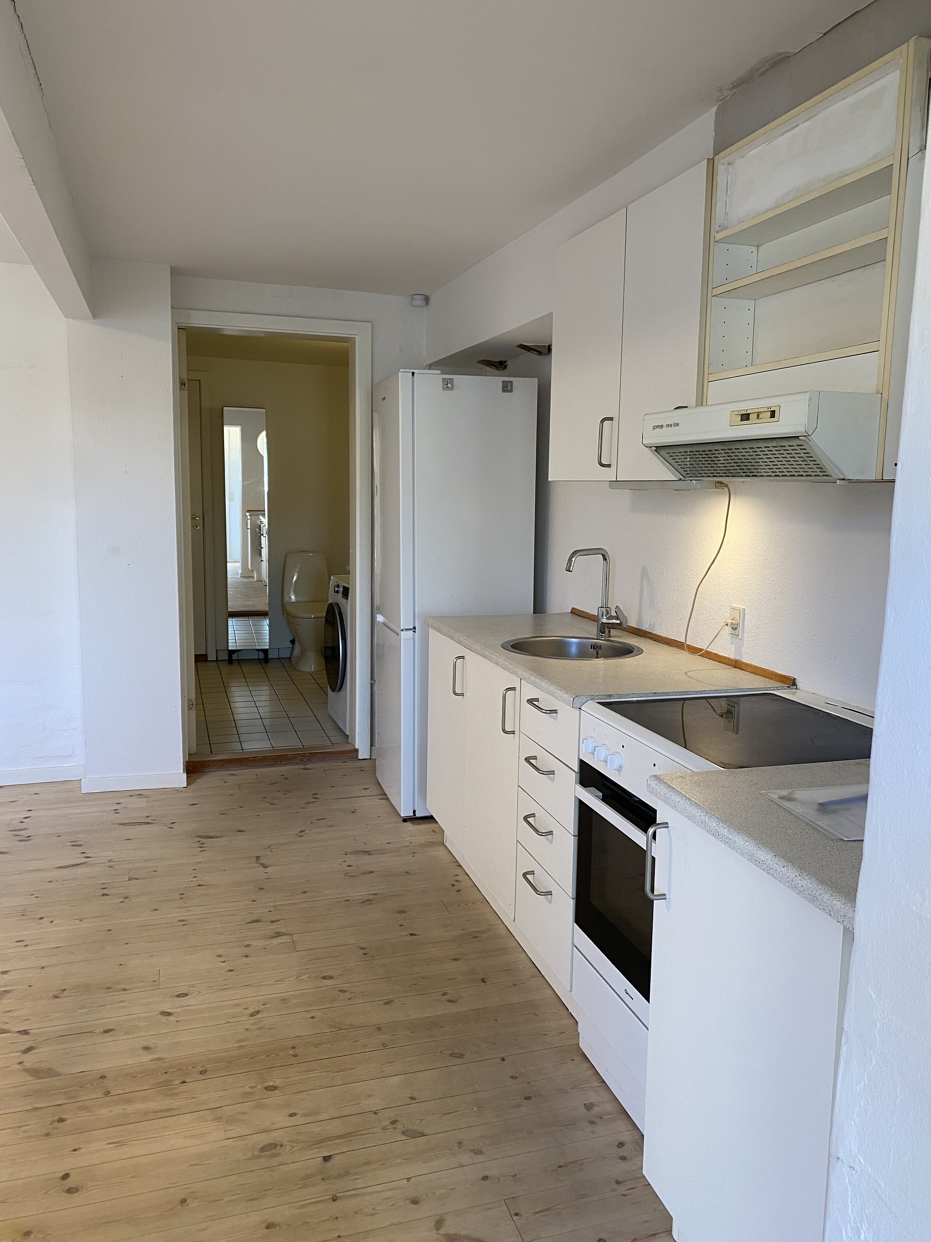Lys bolig med privat terrasse på +15 kvm og køkken alrum