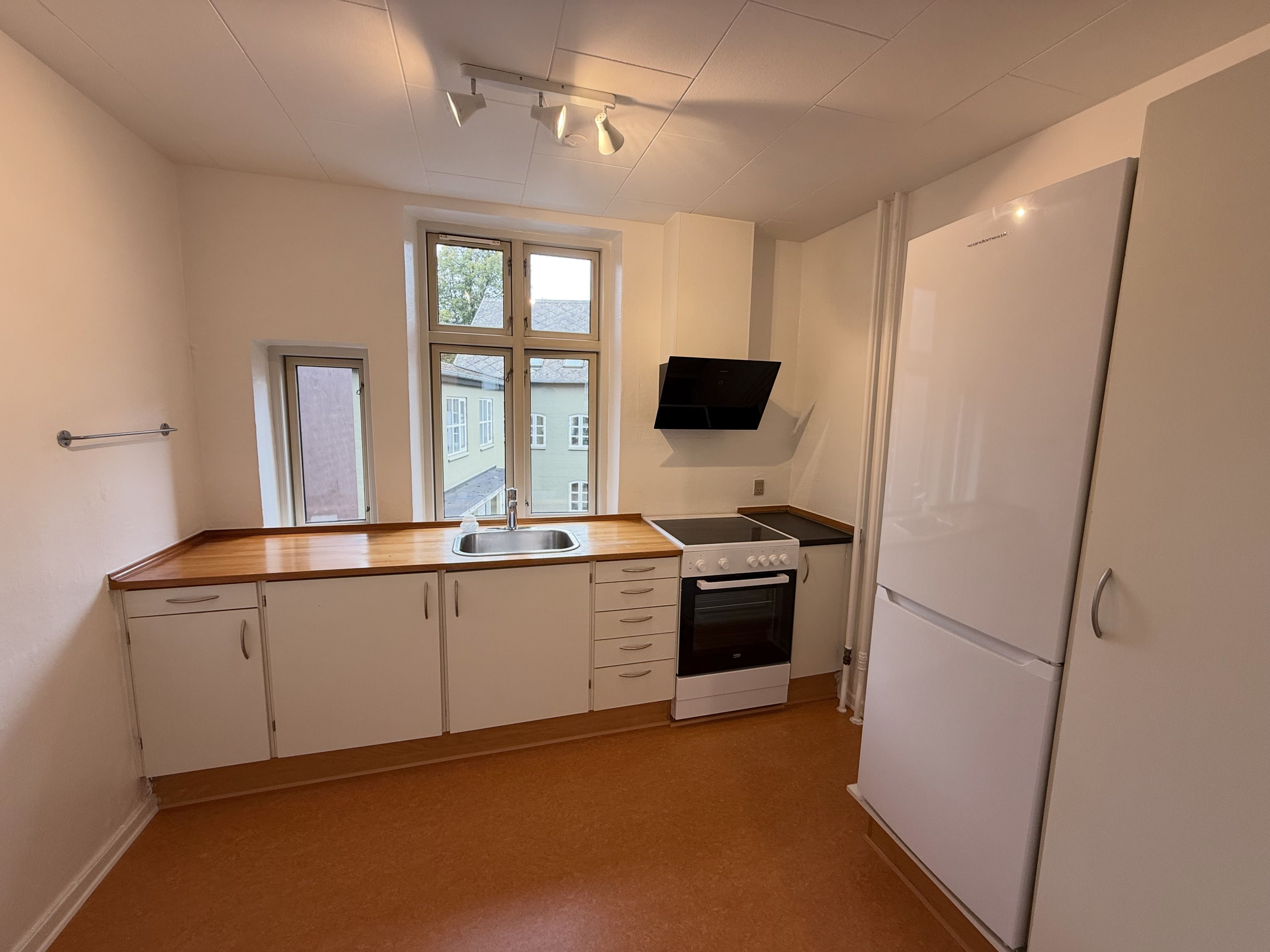 Super hyggelig 2. vær med stor altan og depotrum