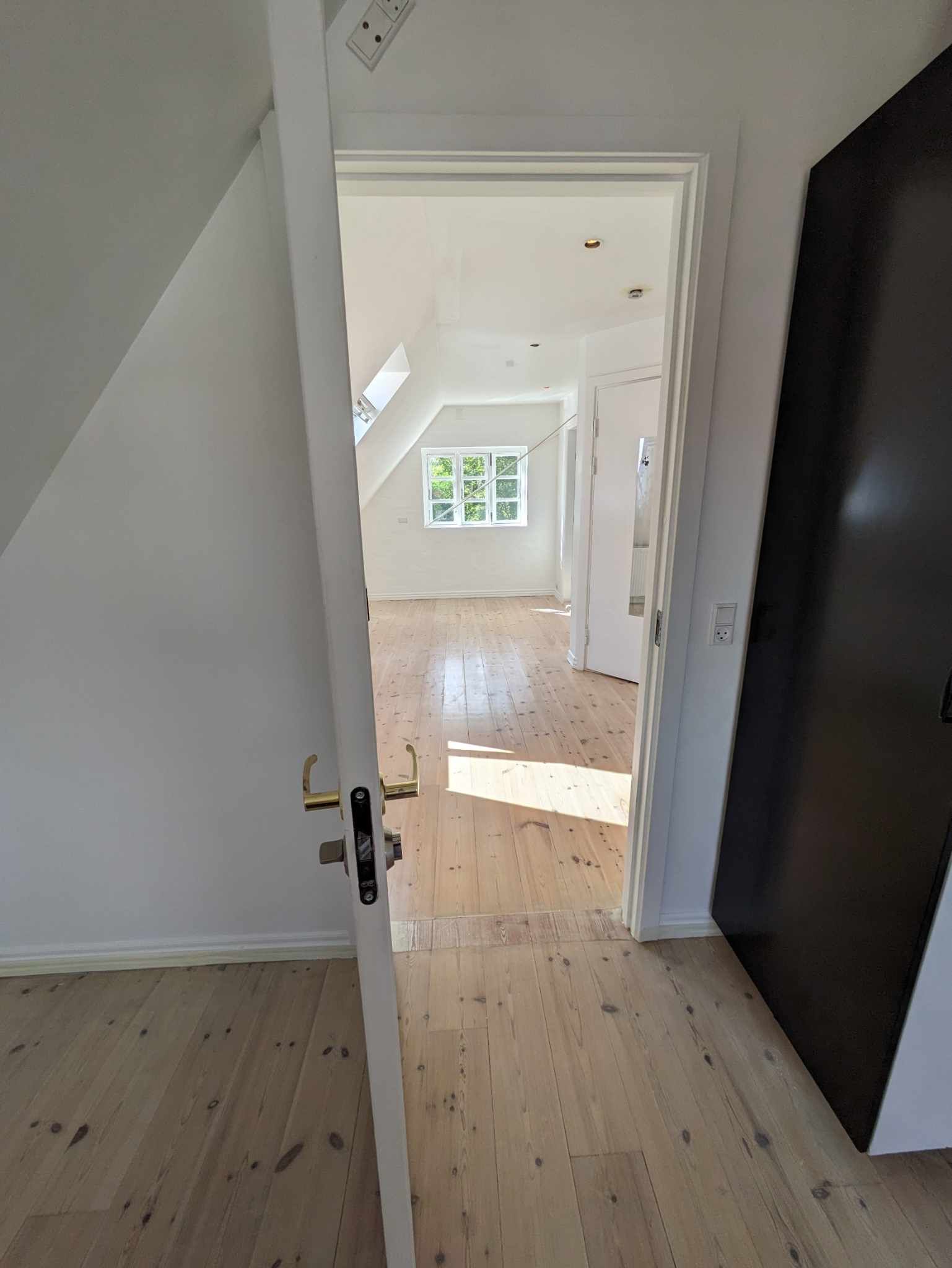 ☀️ Lyst & lækkert i Odense C – kun 2 på etagen – 4.800 kr. ALT INKL.