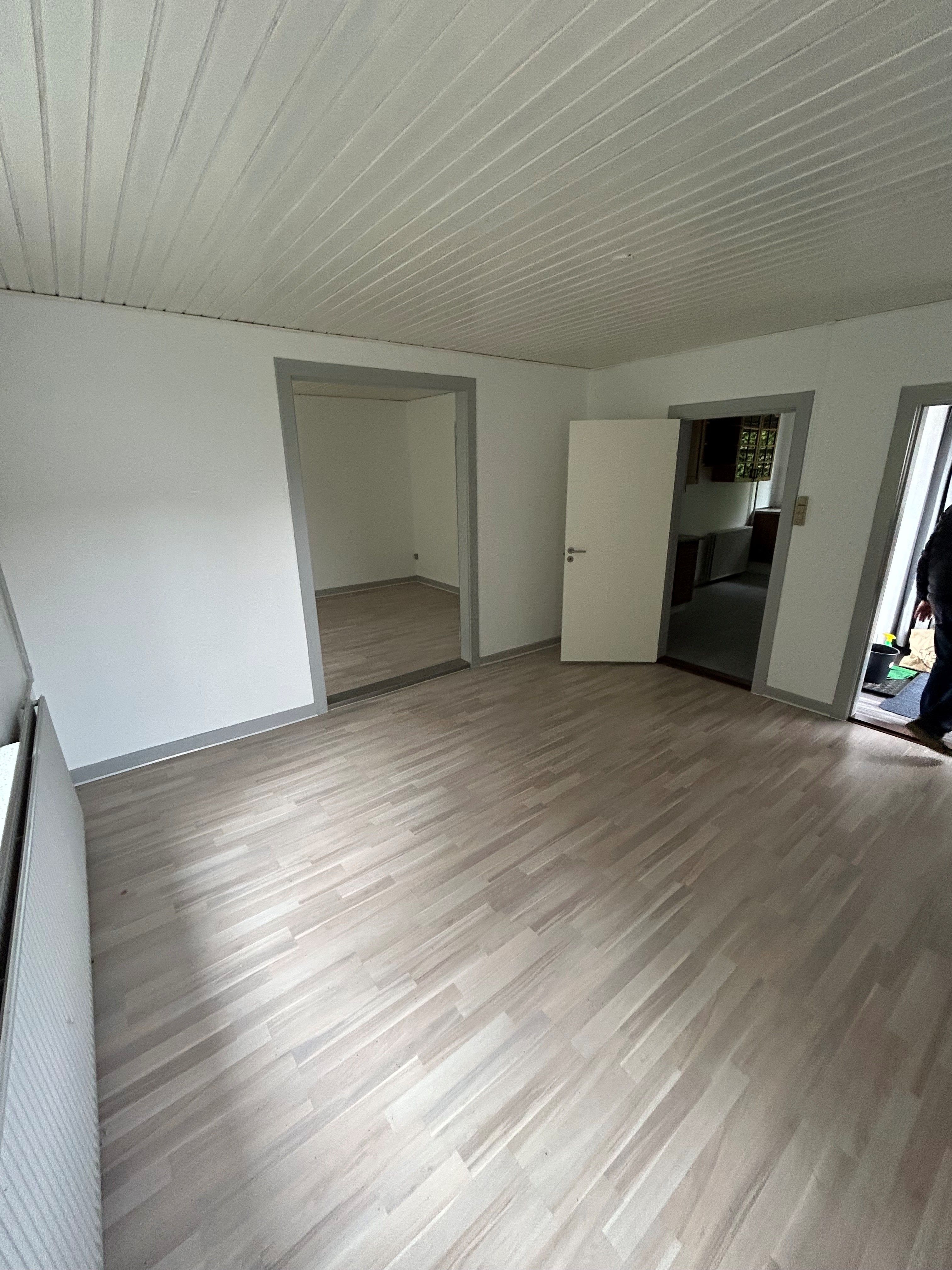 Lys og indflytningsklar lejlighed med lille have og parkering