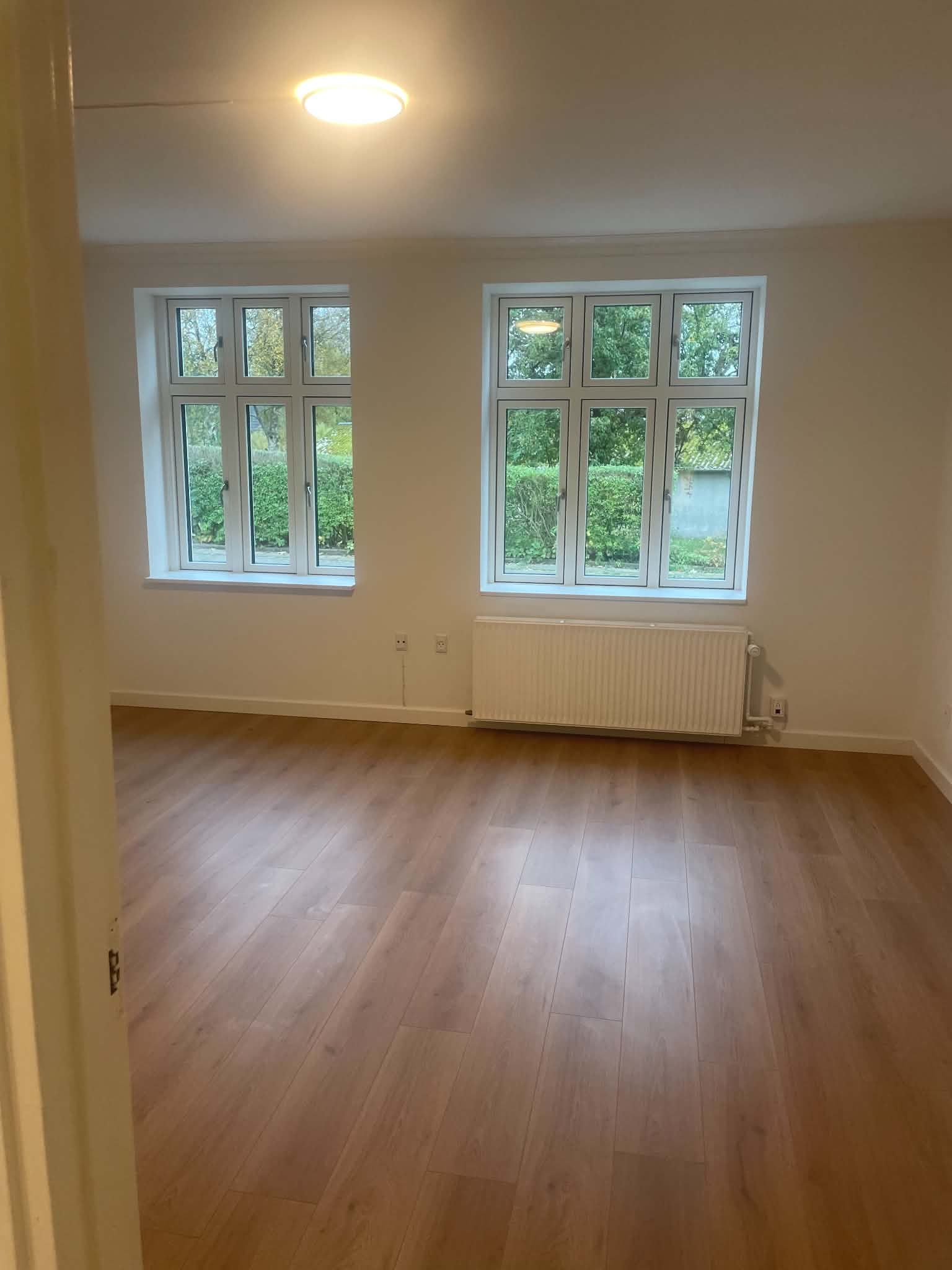 Totalrenoveret 2 værelses lys lejlighed