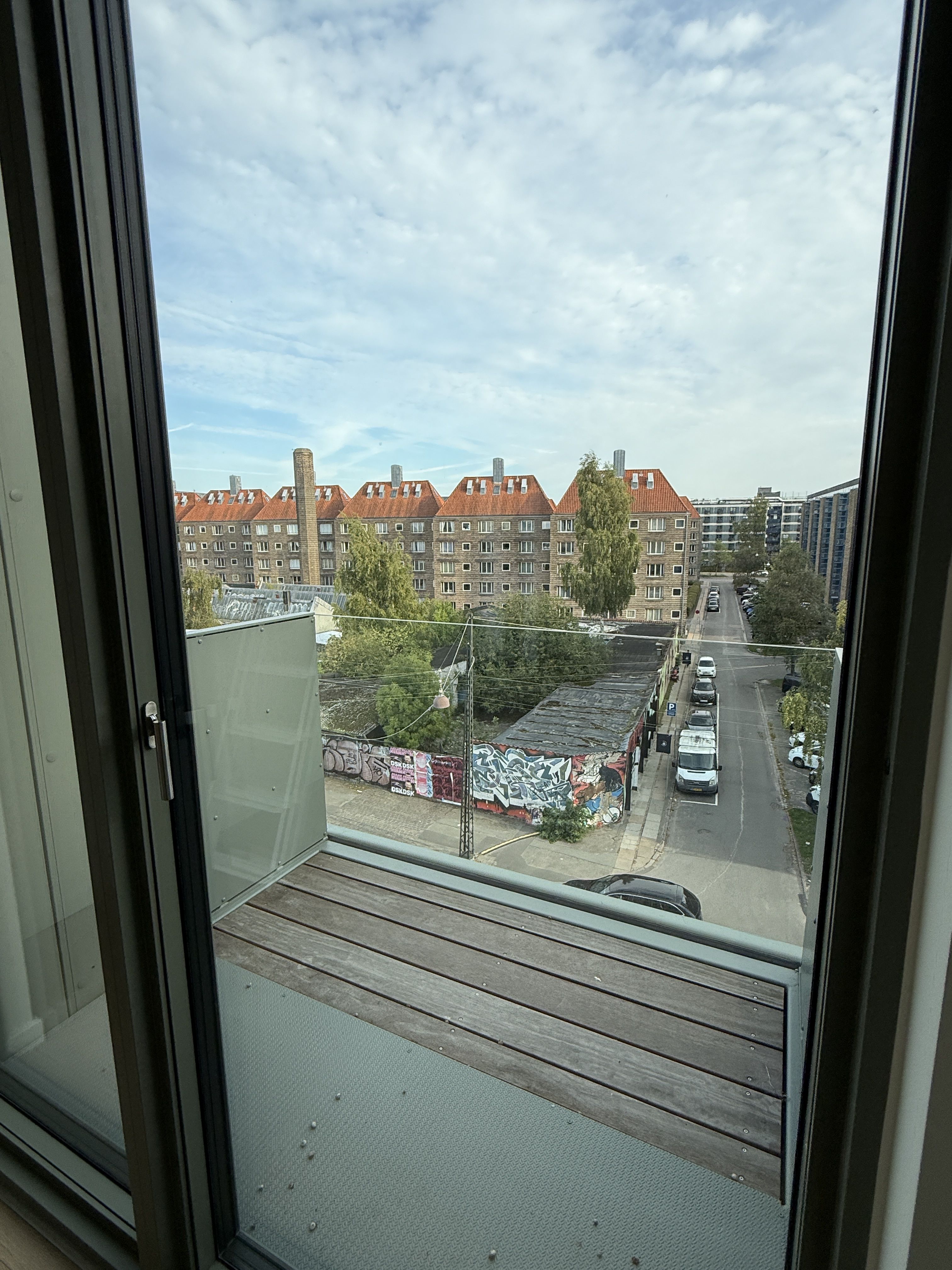 Lys 1-værelses lejlighed på 3. sal med hems, privat altan og 20 m² tagterrasse