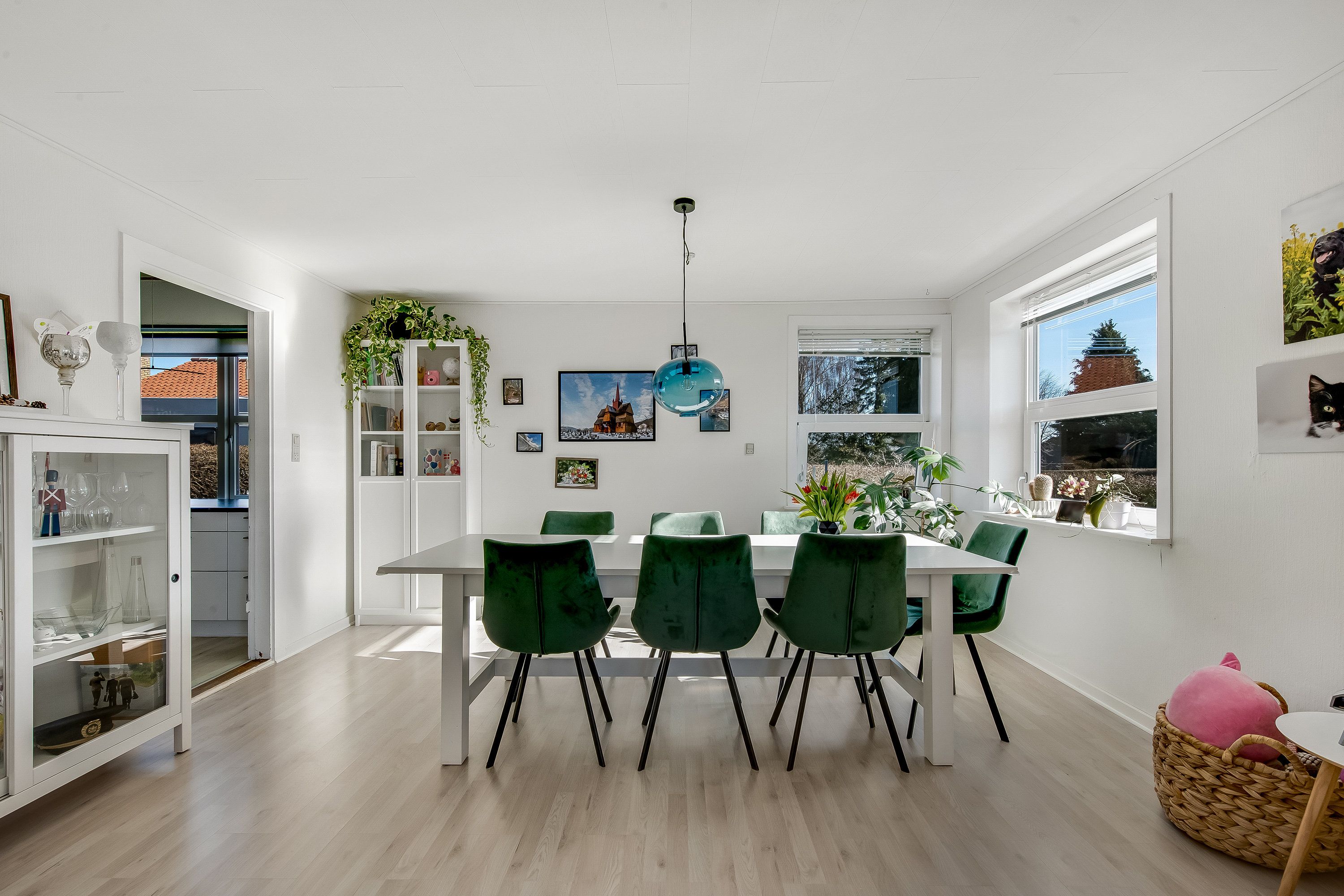 En velindrettet bolig i rolige omgivelser – perfekt til jer, der drømmer om landlig idyl med plads omkring jer