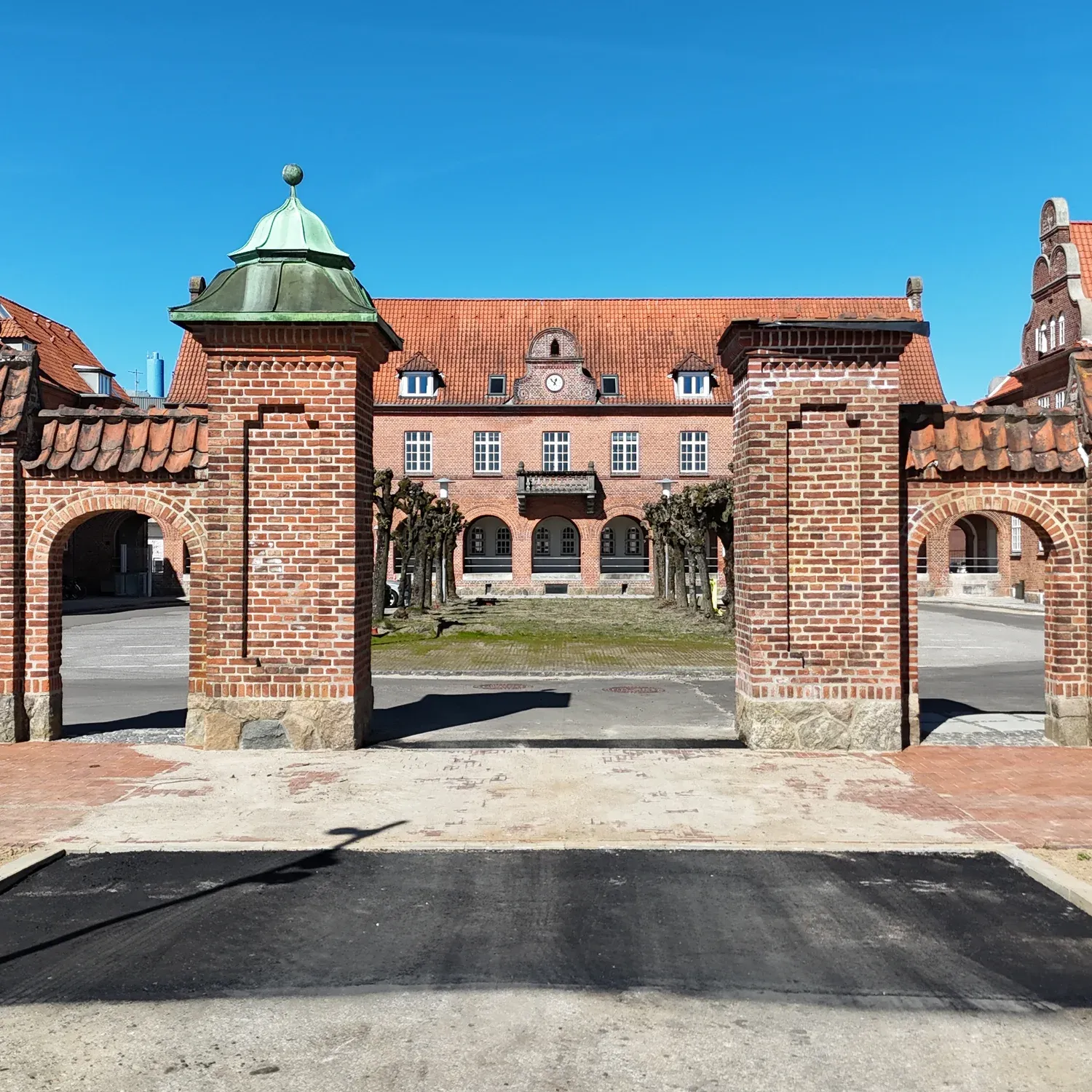 Velkommen til Lejerbos ny afdeling i hjertet af Herning. Her omdannes den historiske sygehusbygning til 126 moderne almene boliger, hvor vi bevarer by, photo 2