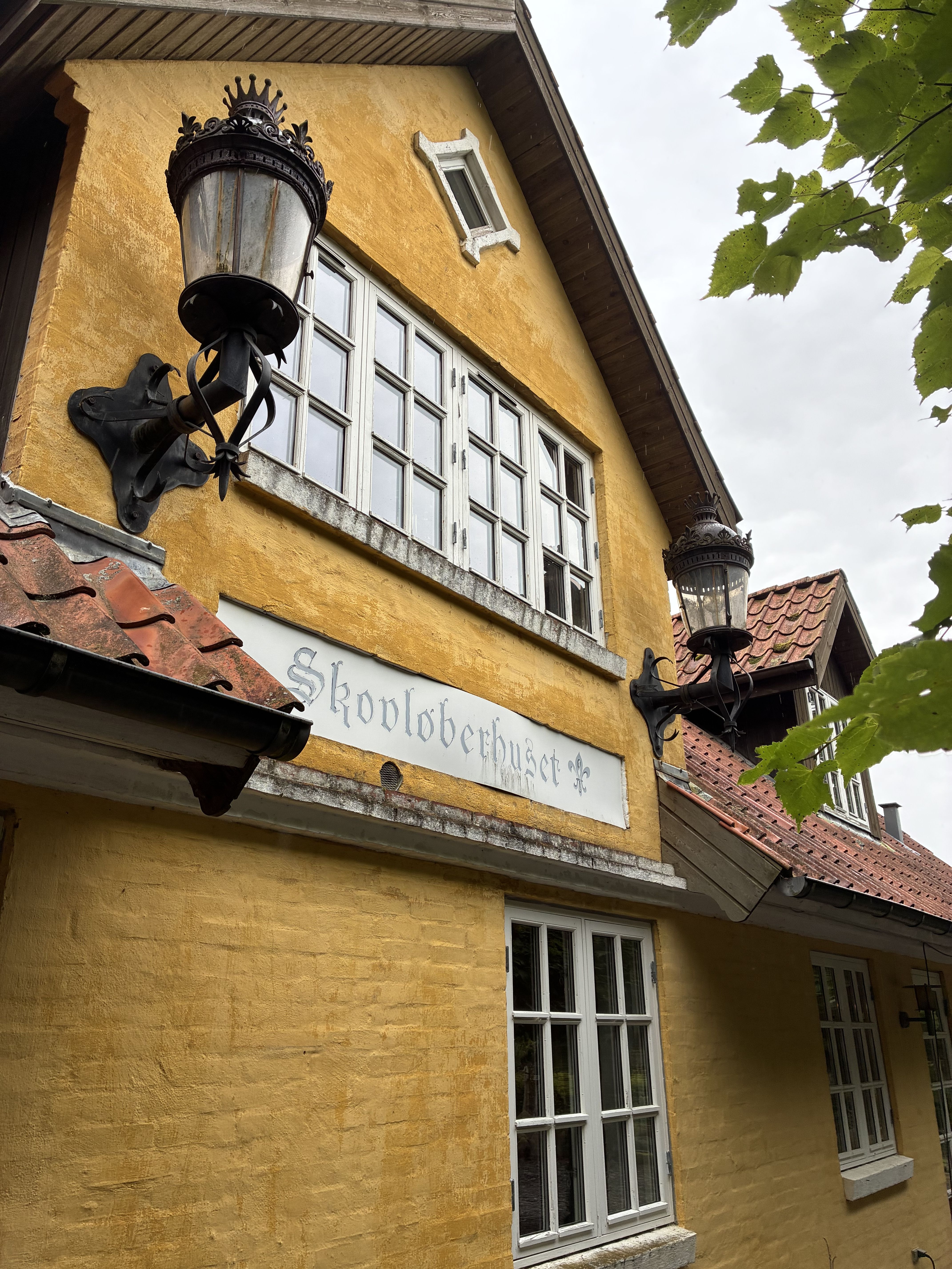 Fantastisk bolig midt i skoven og med mulighed for både hestehold og erhverv