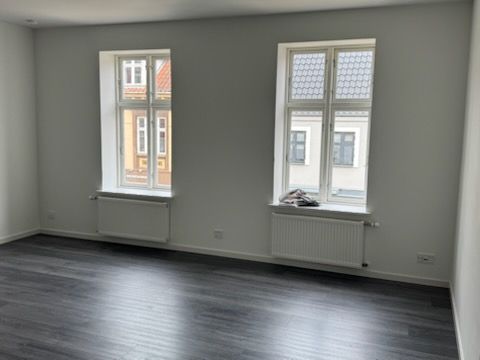 Lækker 2 værelses lejlighed lige ved gågaden og med terrasse ud til Mølleåen og lige ved gågaden.