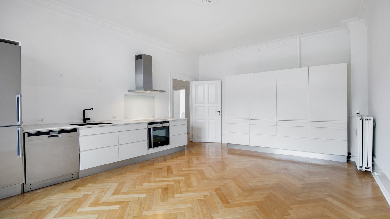 Velkommen til H.C. Andersens Boulevard 49 – en charmerende ejendom i hjertet af København.