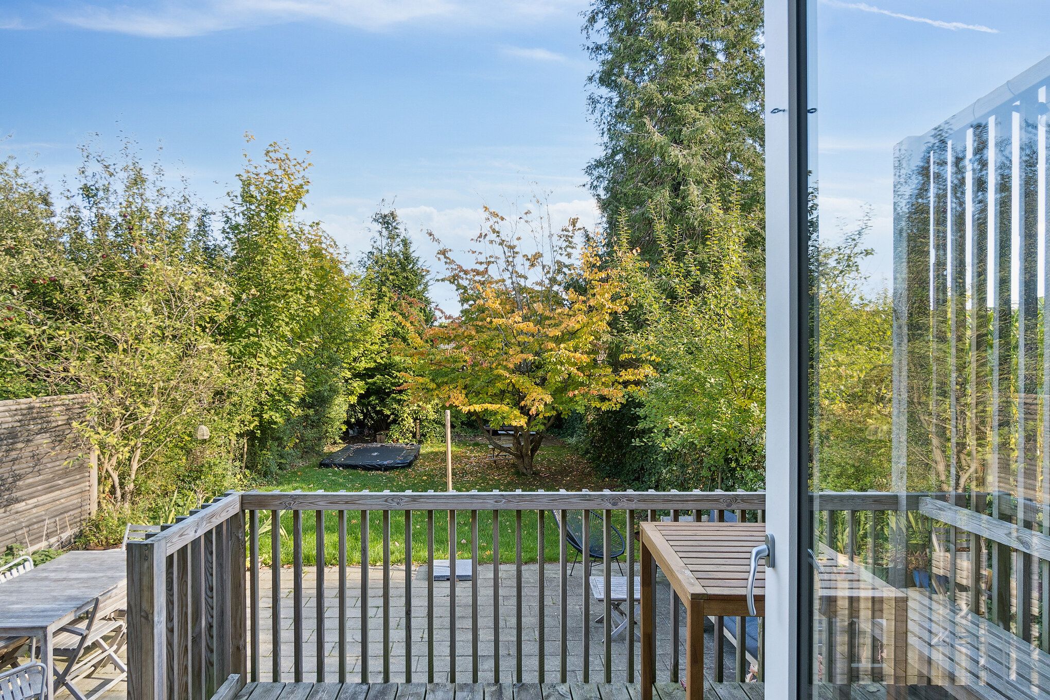Rummeligt rækkehus med have, terrasse og egen parkering i Rødovre