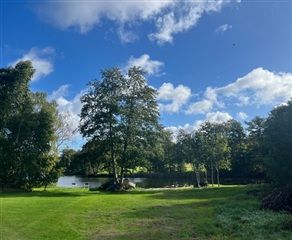 Hyggeligt rækkehus, naturskønt og tæt på skoler
