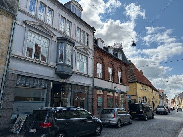 3 værelses lejlighed på St. Kirkestræde i Nykøbing F udlejes