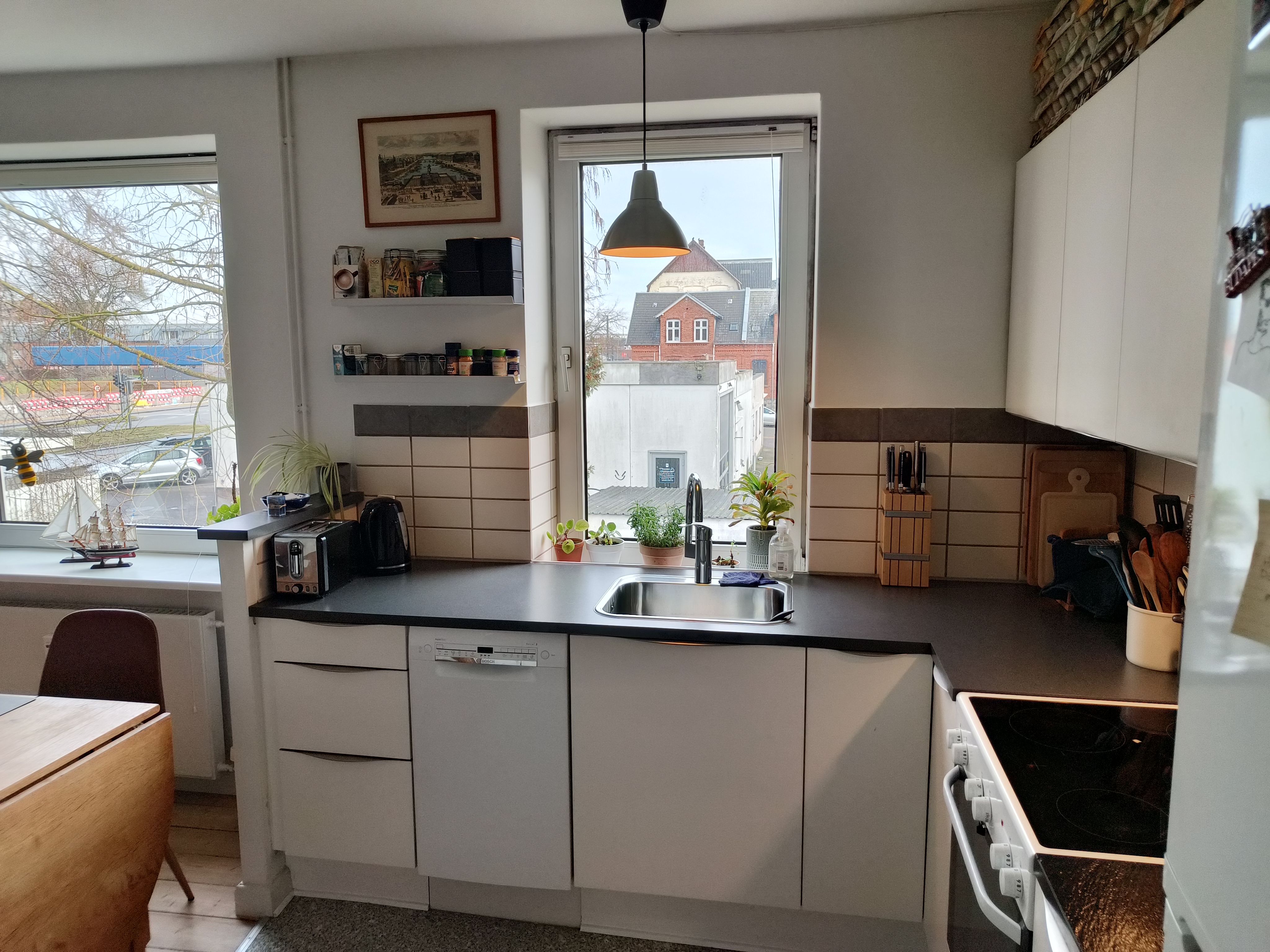 Hyggelig og charmerende dejlig stor lys 3 værelses lejlighed på 74 m2, Odense C.