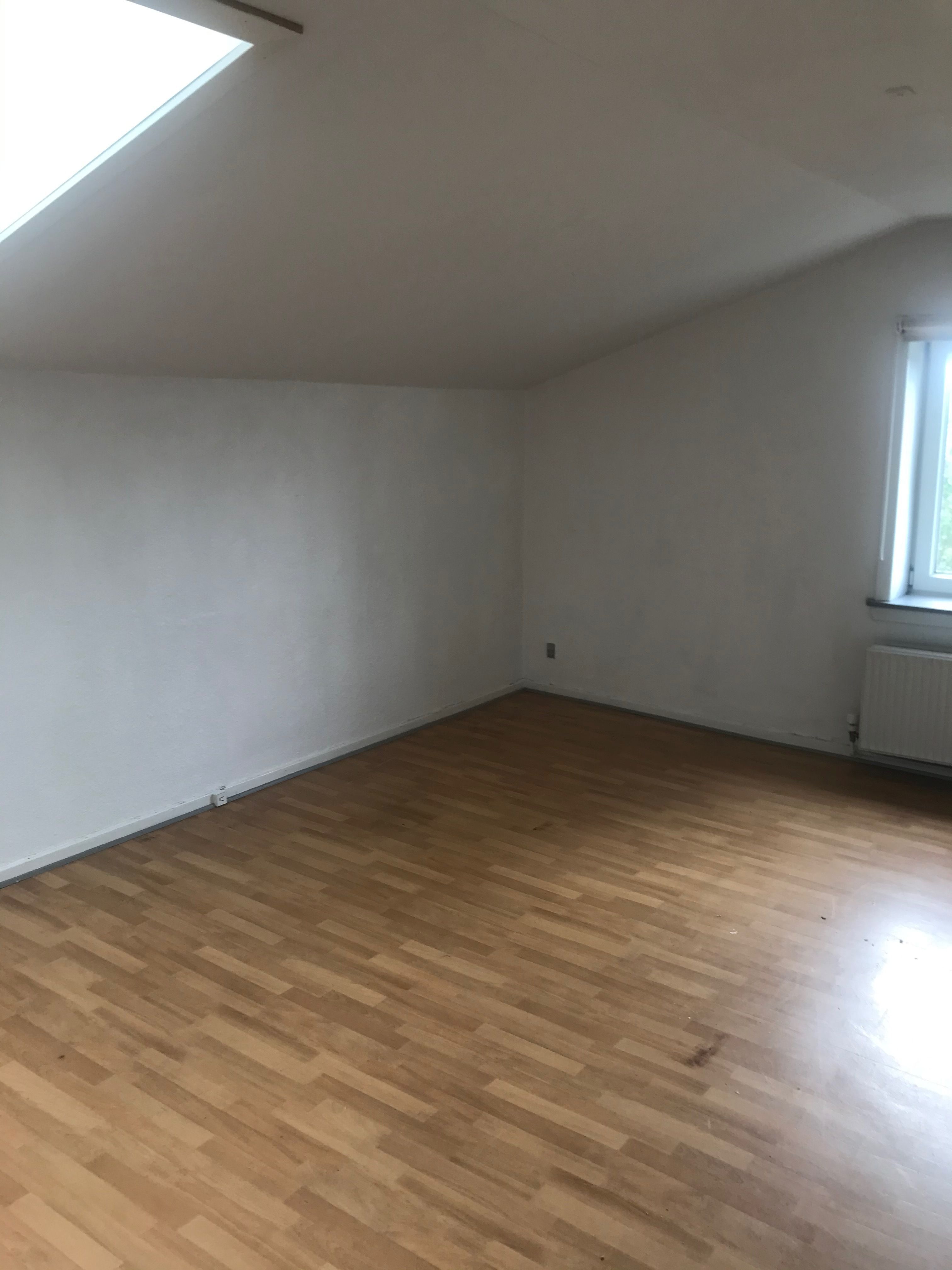 Lys bylejlighed med adgang til gårdhave med 1 parkeringsplads