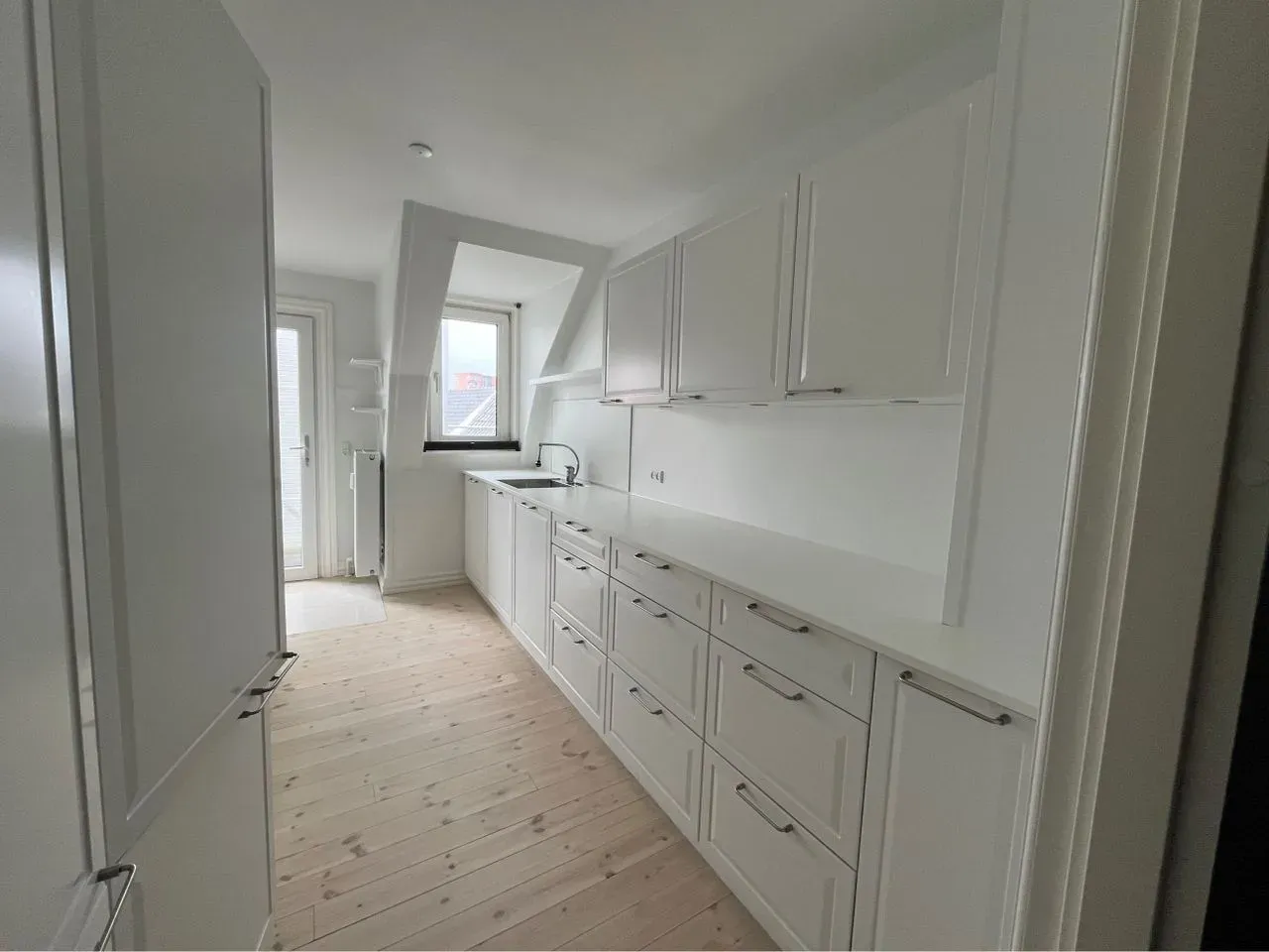 115 m2 midt i gågaden m/ altan og elevator