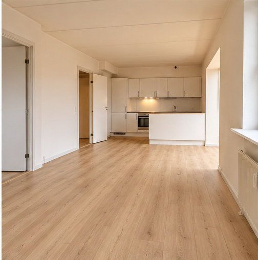 Lys og nyistandsat 2-værelses lejlighed med karnap, lækker fælles tagterrasse og elevator – seniorvenlig komfort på 64 m².