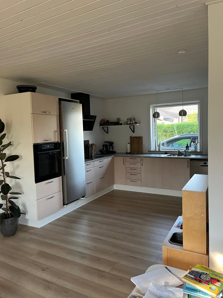 Rummeligt 4-værelses hus med privat have, terrasse og carport