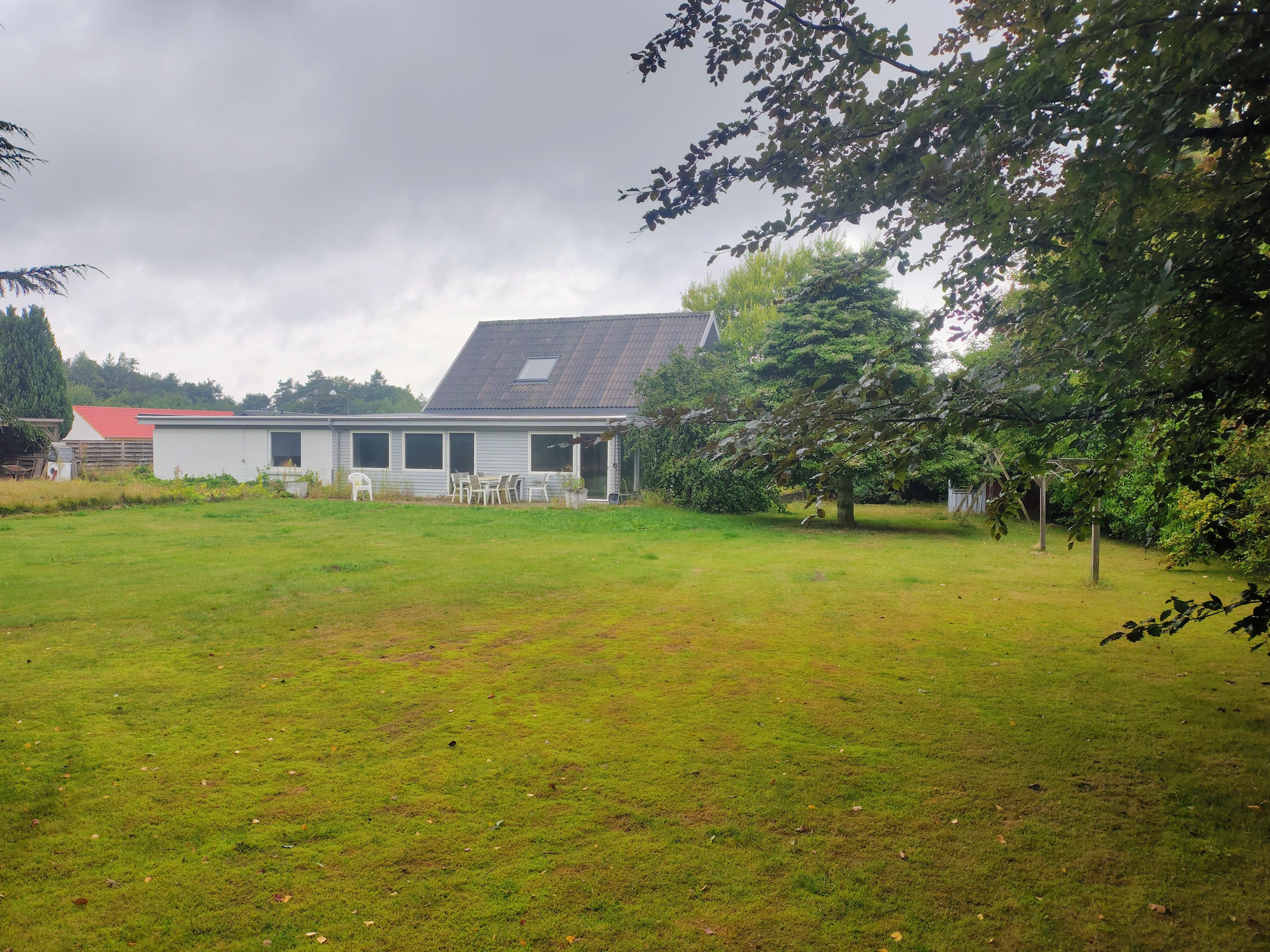 Stort hus i 1 1/2 plan med have