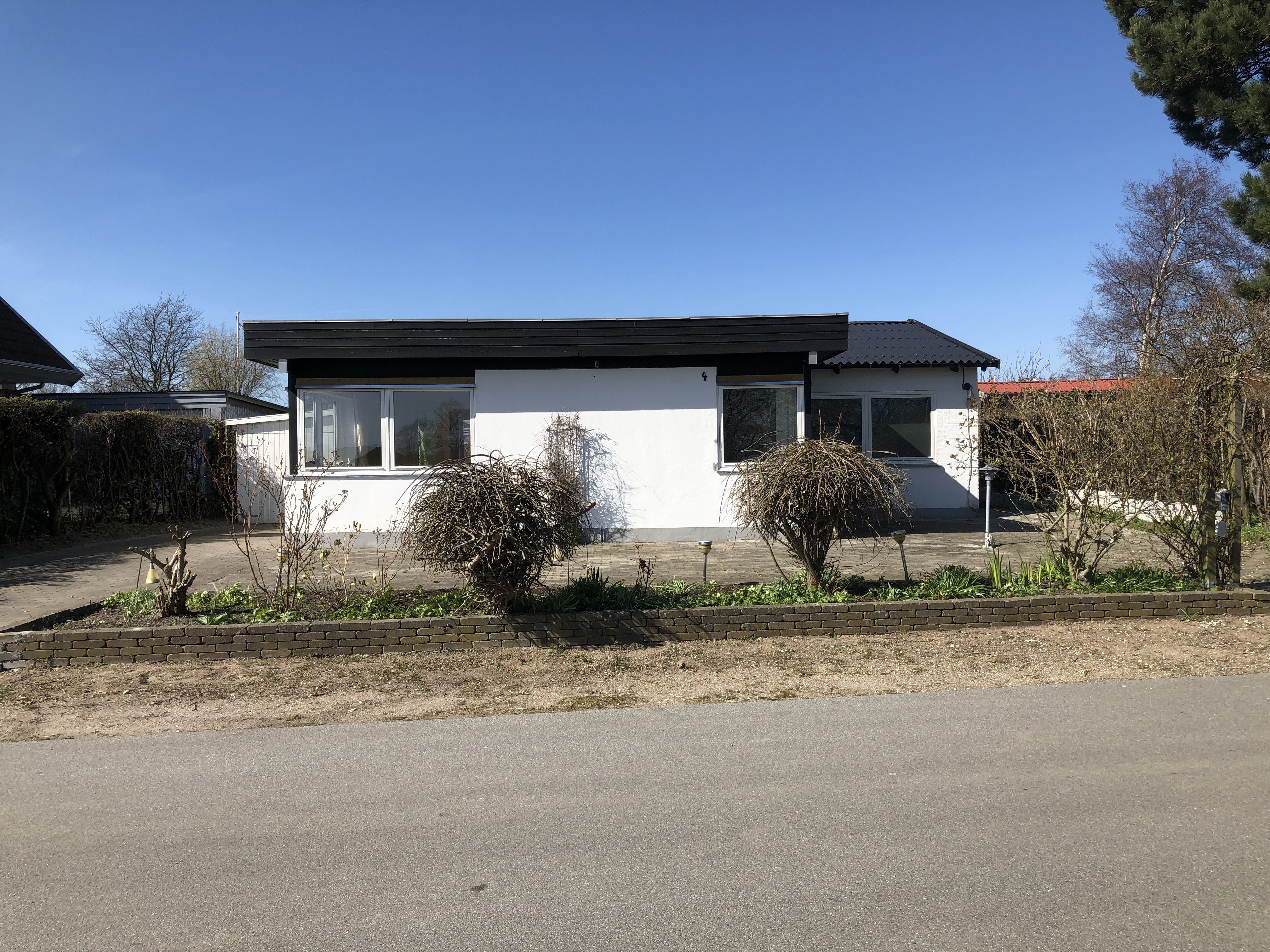 Villa på 1.række til vandet udlejes.